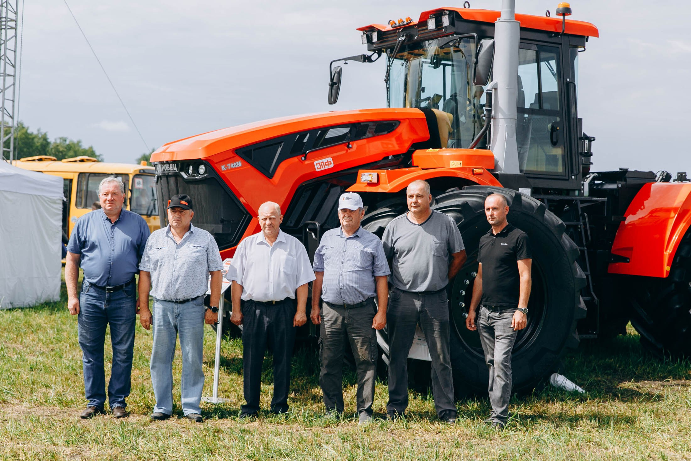 День Тамбовского поля , пожалуй, главное событие в аграрном календаре области и традиционное. Собирает аграриев более 10 лет. Второй год выставку дополняет форум. Так, в первый день обсудили готовность к уборочной и её ход, логистику поставок сельхозтехники, экспорт продукции, обеспеченность семенами отечественной селекции.