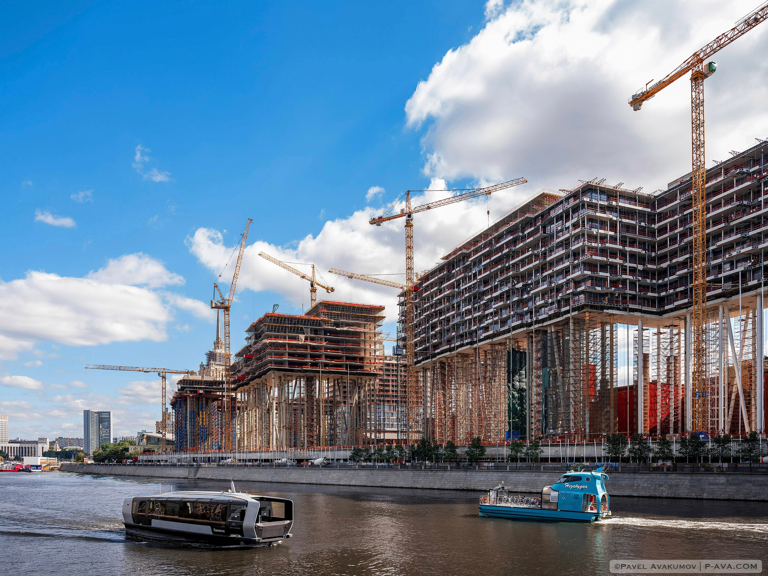 Строительство ЖК Бадаевский, дом на ножках от бюро Herzog & de Meuron