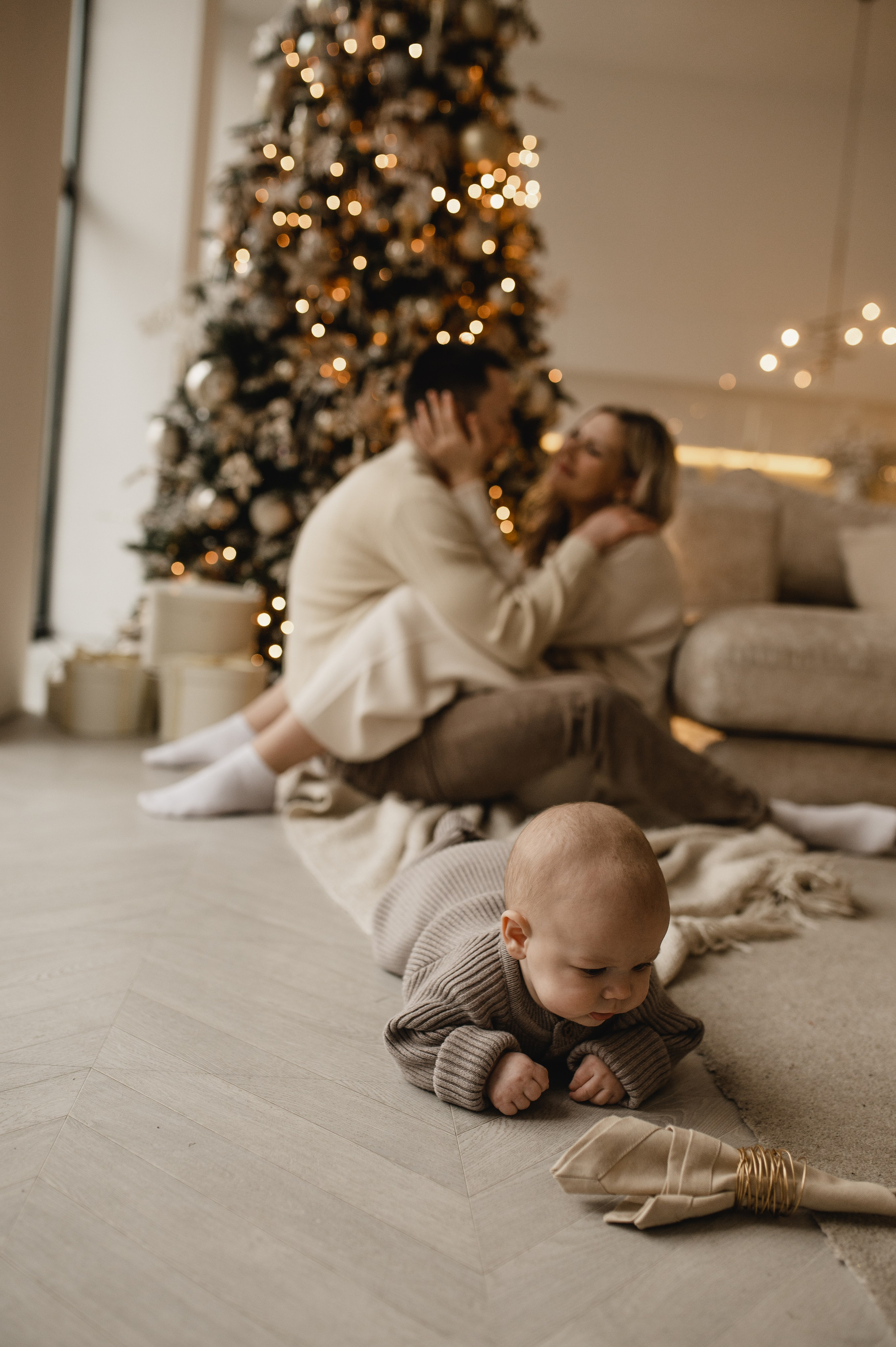 Новогодняя фотосессия в студии с малышом 6 месяцев в Бутово. Семейная фотосессия Бутово Москва фотограф Алина Морщагина