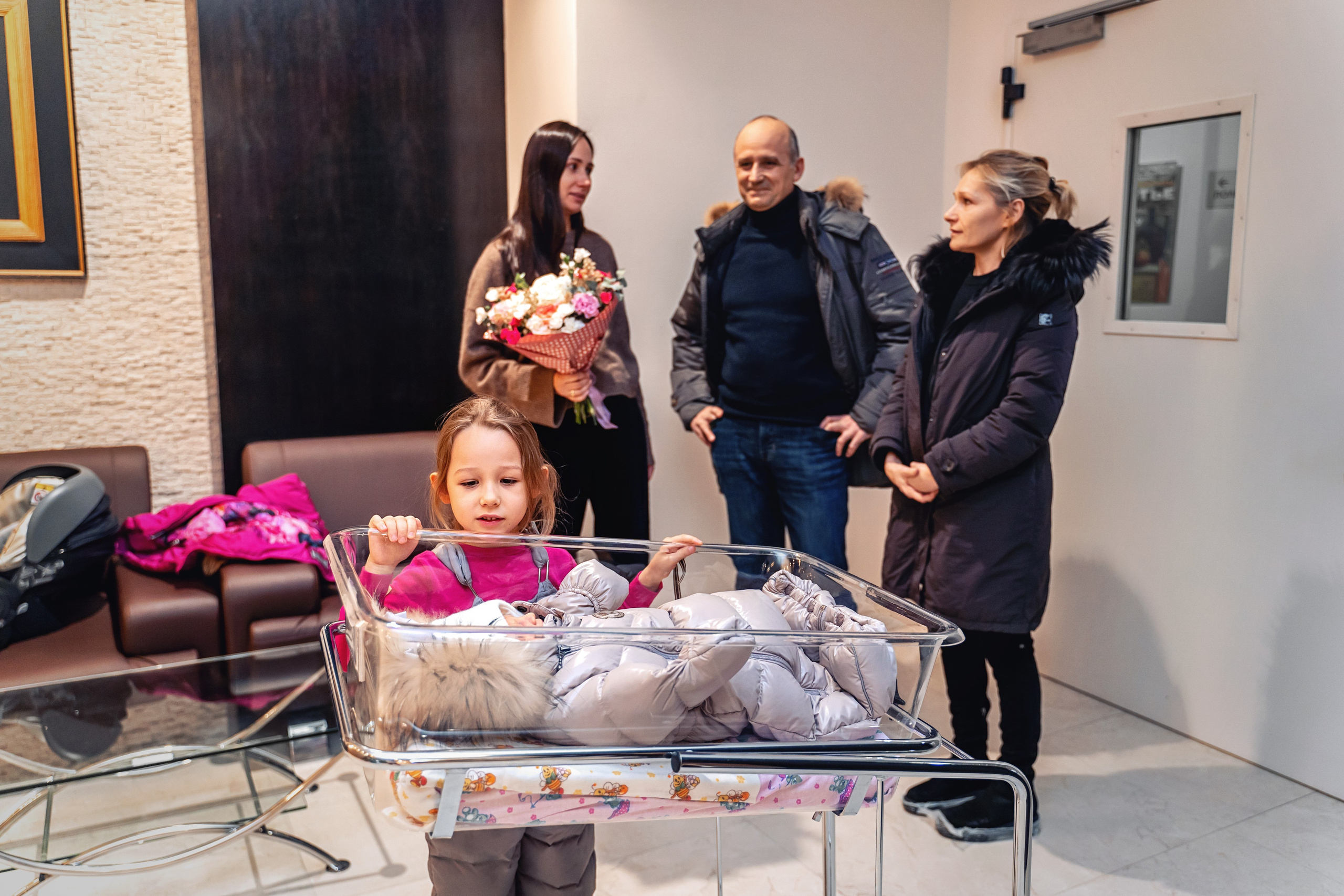 Выписка из роддома Лапино. Фотограф на выписку из роддома Москва. Фотограф \ Видеограф на Крещение, Венчание Москва| Семейные съемки