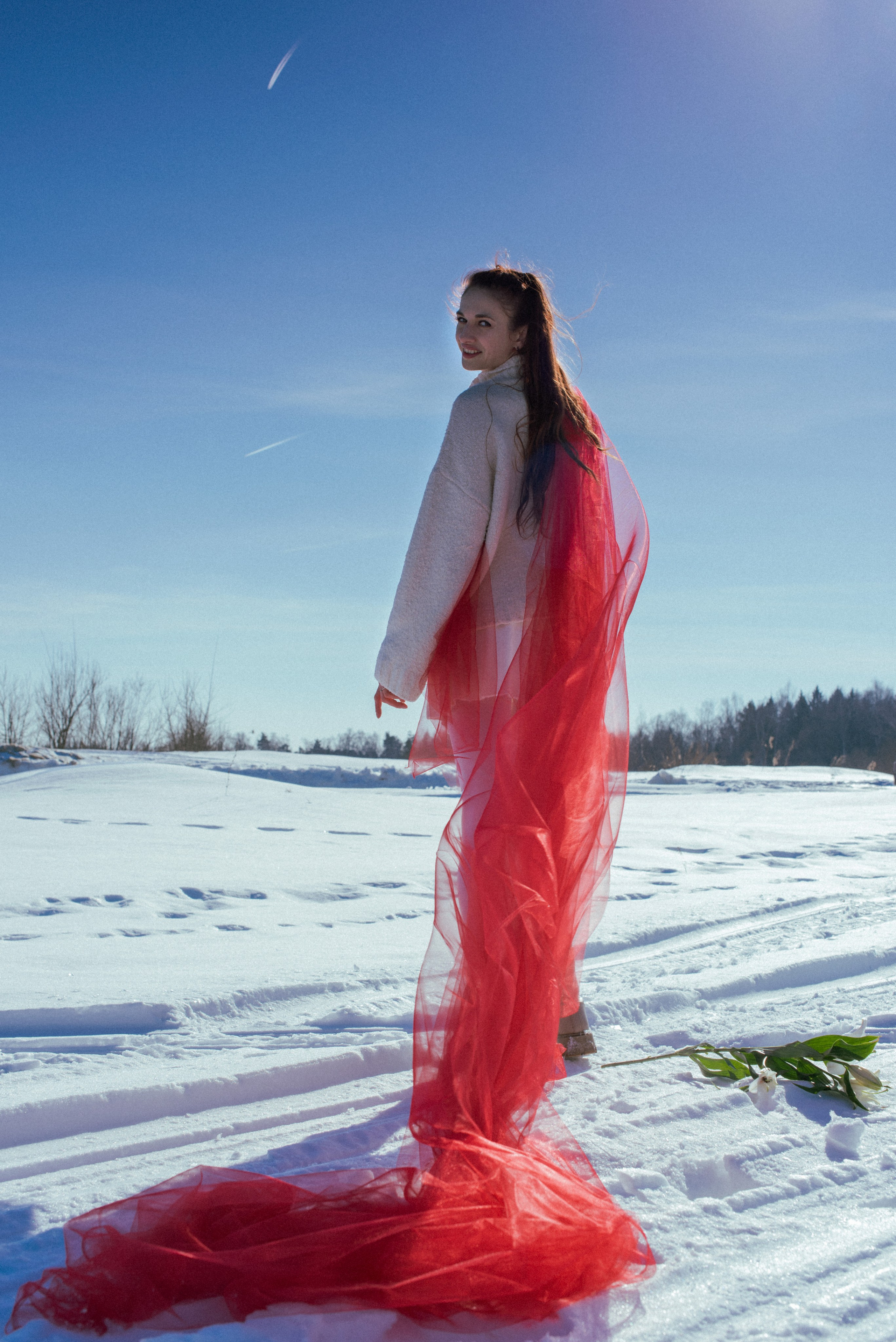 Девушка в белом свитере и красном фатине.