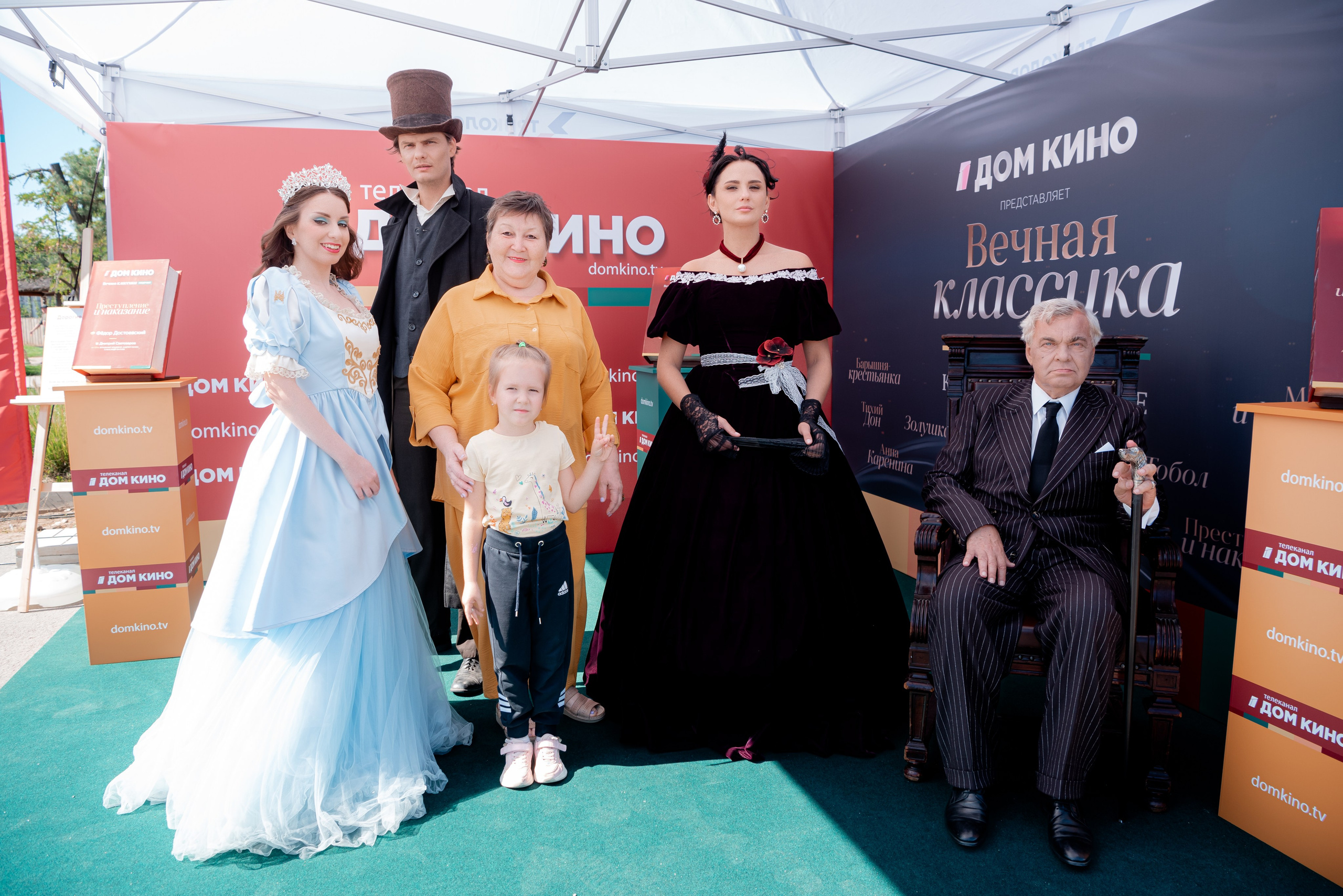 Портретные фото с артистами в палатке Триколор Дом Кинов на день города Волгоград. Фотограф в Волгограде и Волжском Александр Горбань