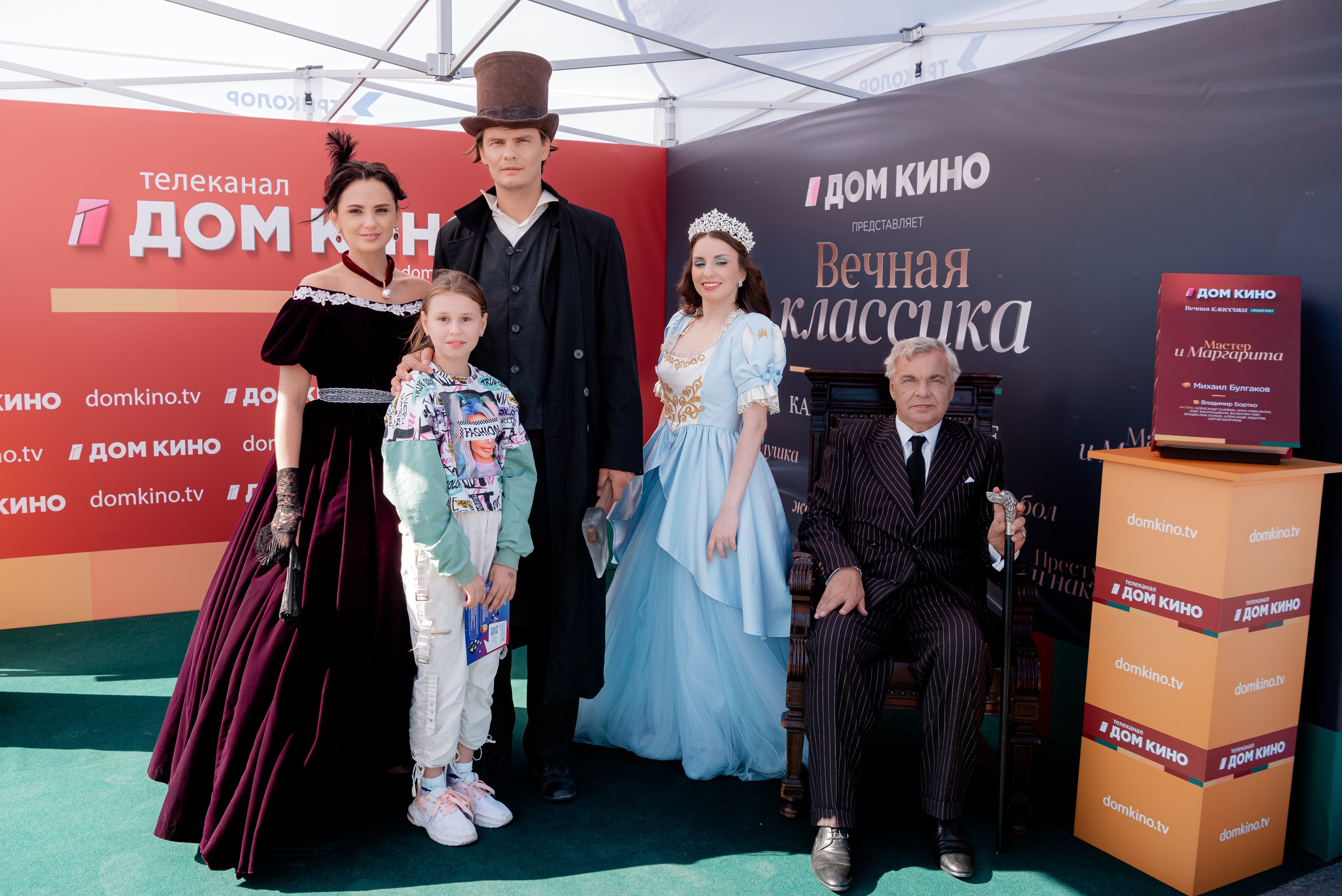 Портретные фото с артистами в палатке Триколор Дом Кинов на день города Волгоград. Фотограф в Волгограде и Волжском Александр Горбань