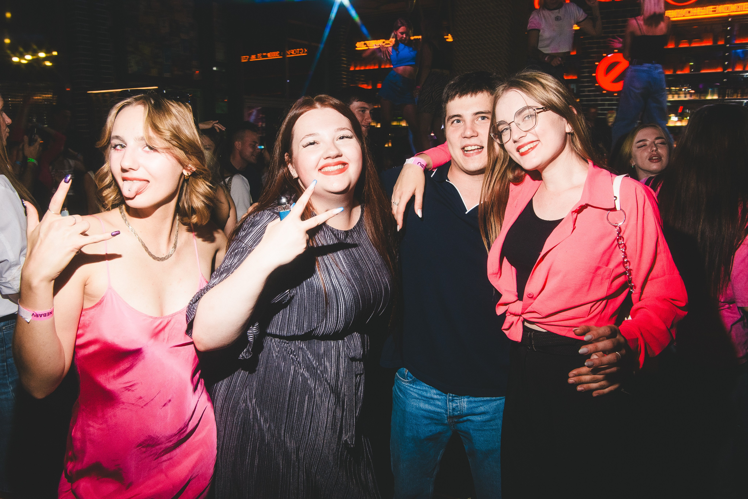 Фотоотчёты о вечеринках для НеБар Волгоград. Или стиль «пьяный фотограф». Фотограф в Волгограде и Волжском Александр Горбань