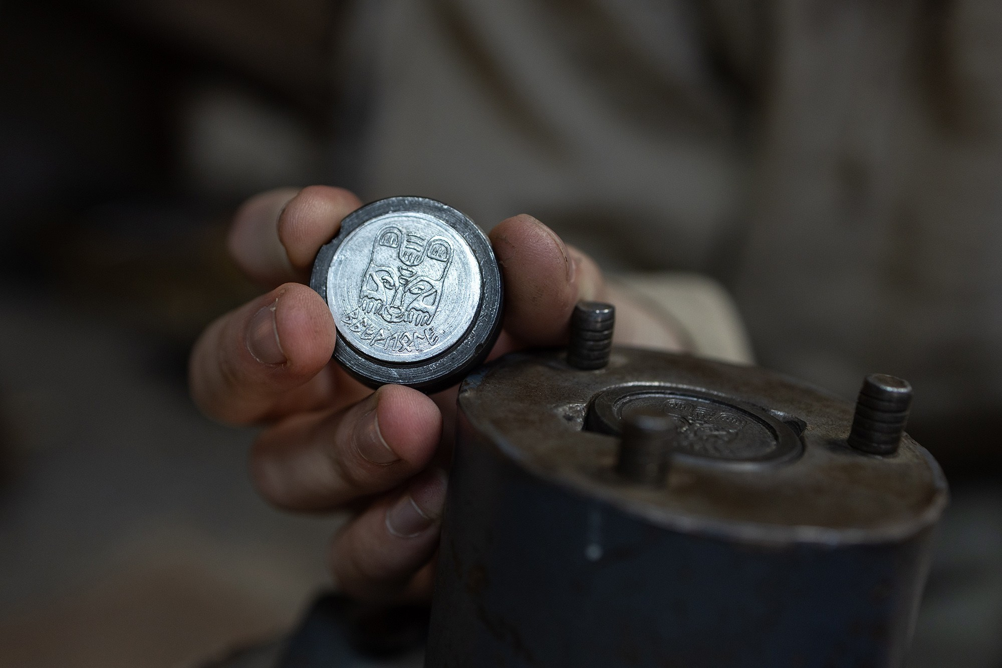 Крафтовая монета в руках того кто её выковал