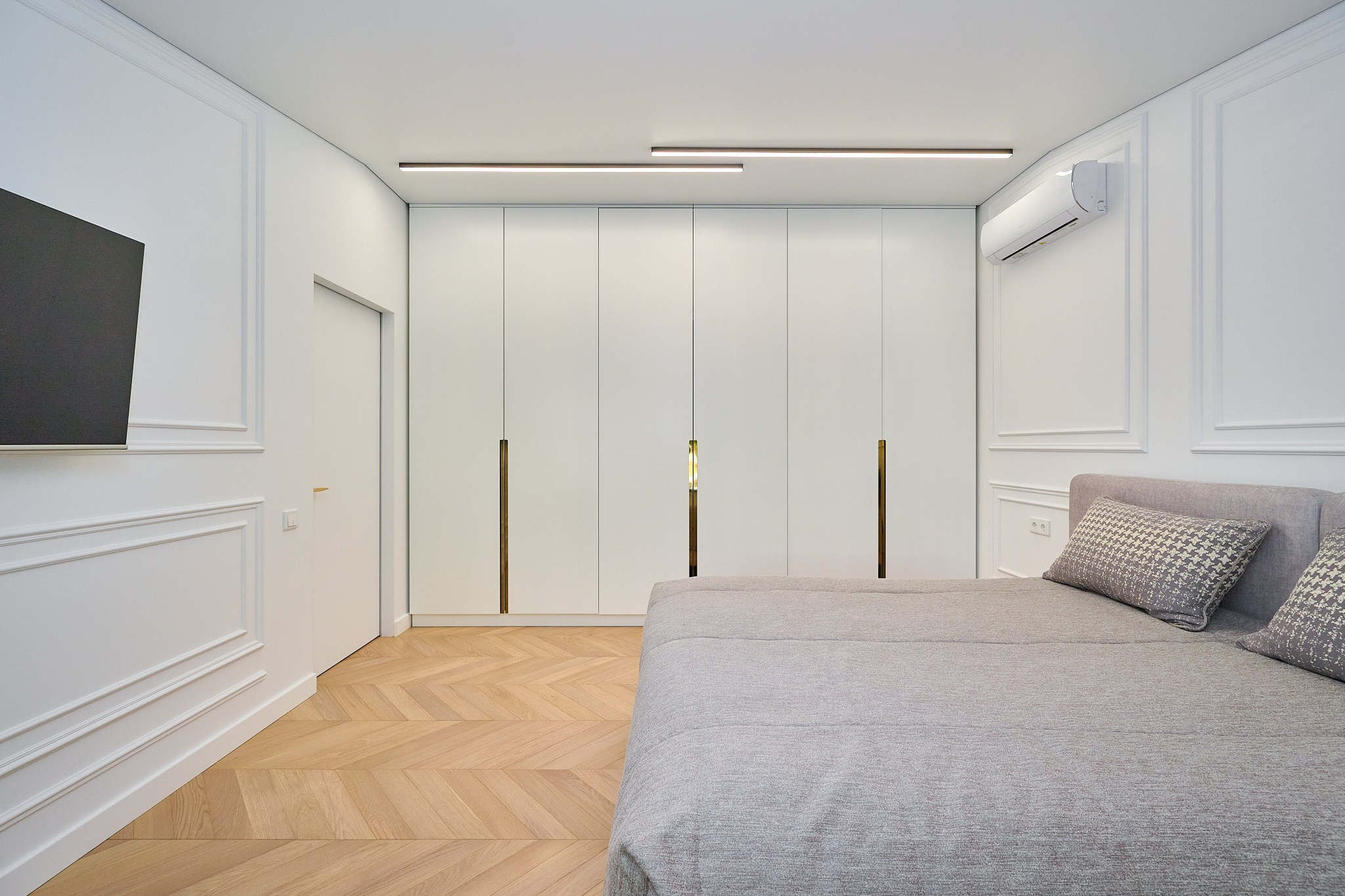 комната светлые оттенки большой белый шкаф телевизор белые стены