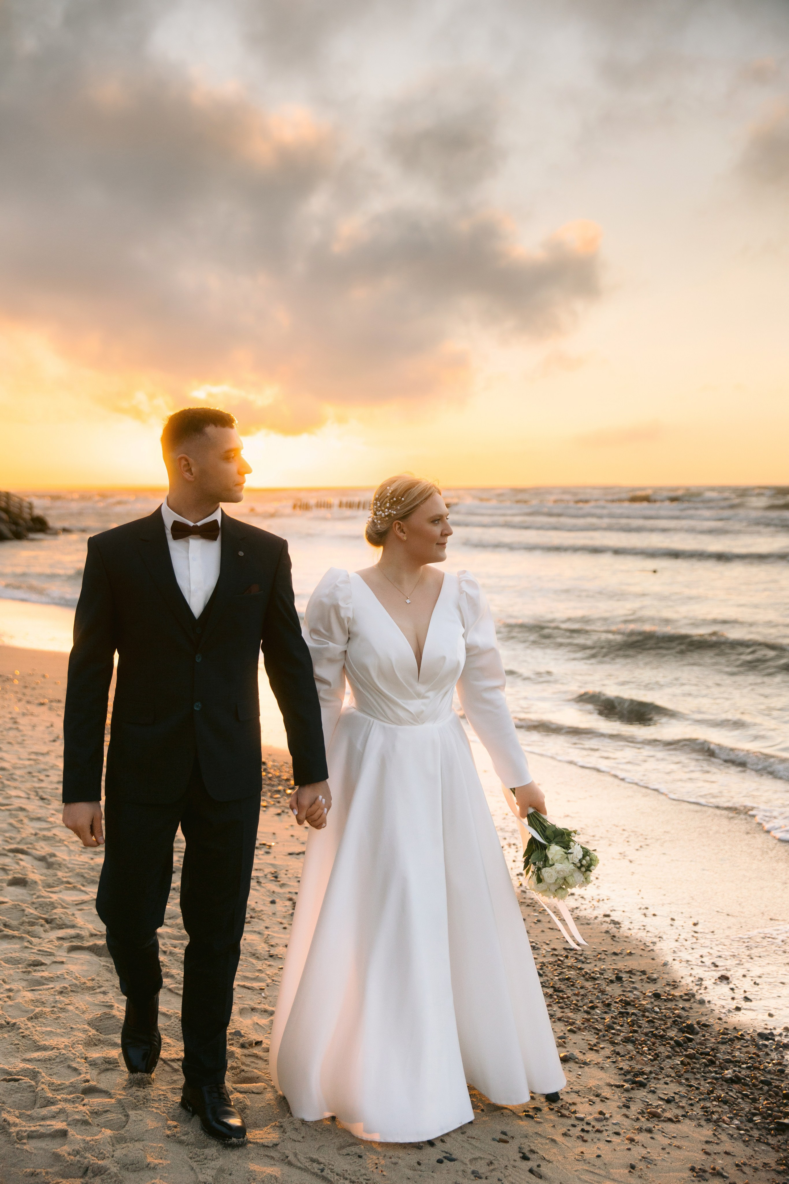 Свадебная фотосессия на закате на море. Свадебный фотограф в Калининграде Мария Ямышева
