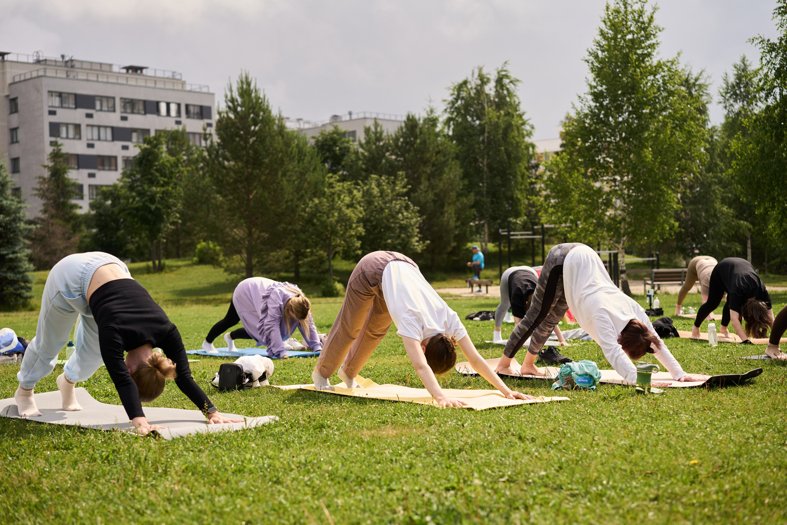 Репортажная съемка занятия йоги в парке. Фотограф Екатеринбург Кокшарова Александра