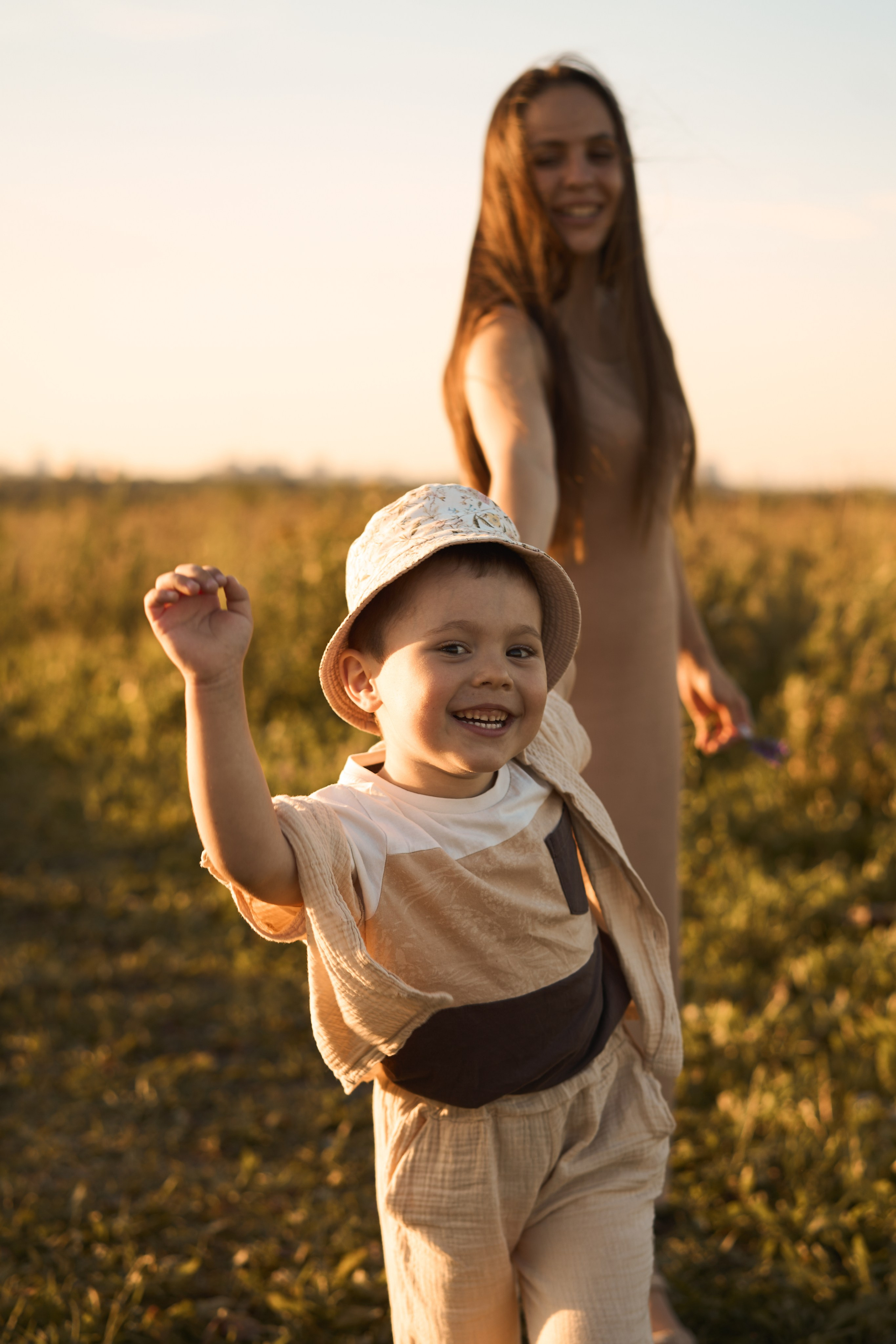 Семейная фотосессия на закате в поле😍. Фотограф Екатеринбург Кокшарова Александра