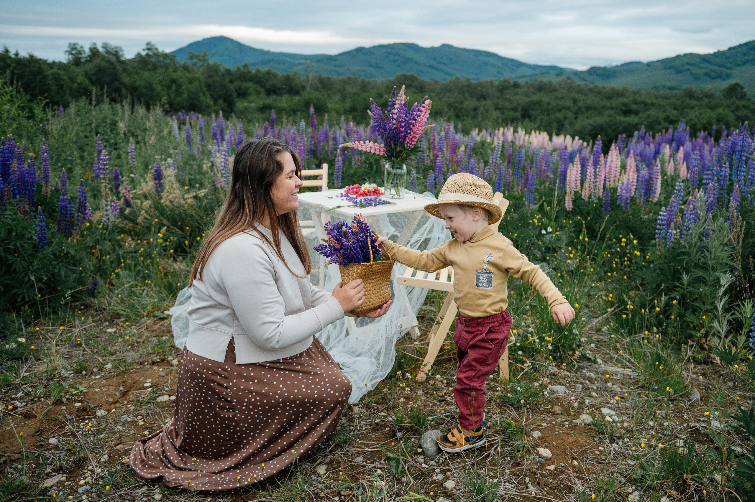 Прогулка в люпиновых полях. Свадебный и семейный фотограф Камчатка. Фотограф Камчатка