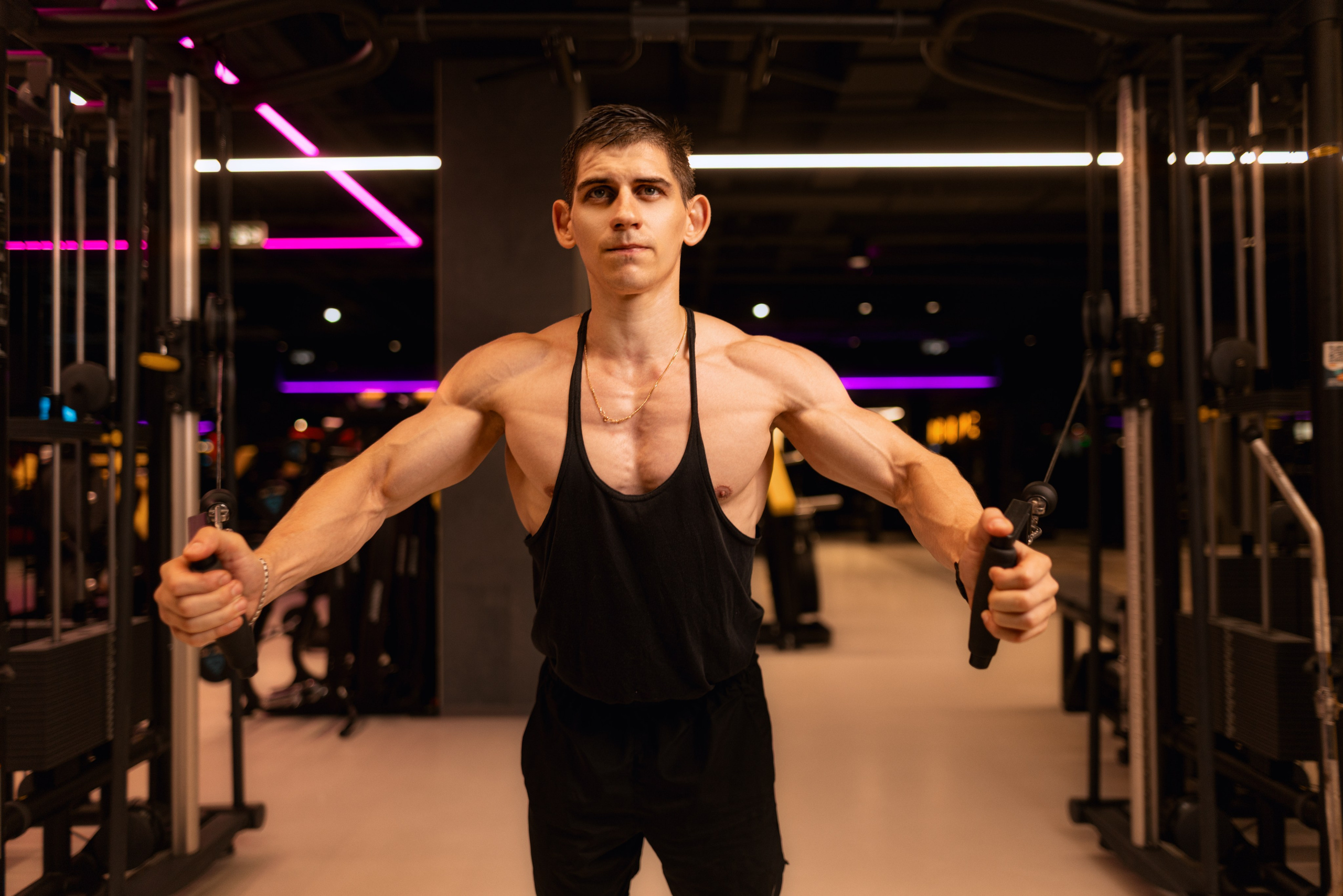Фотосет в Владом в тренажерном зале для контента. Дмитрий Шульгин, портретный фотограф в Воронеже