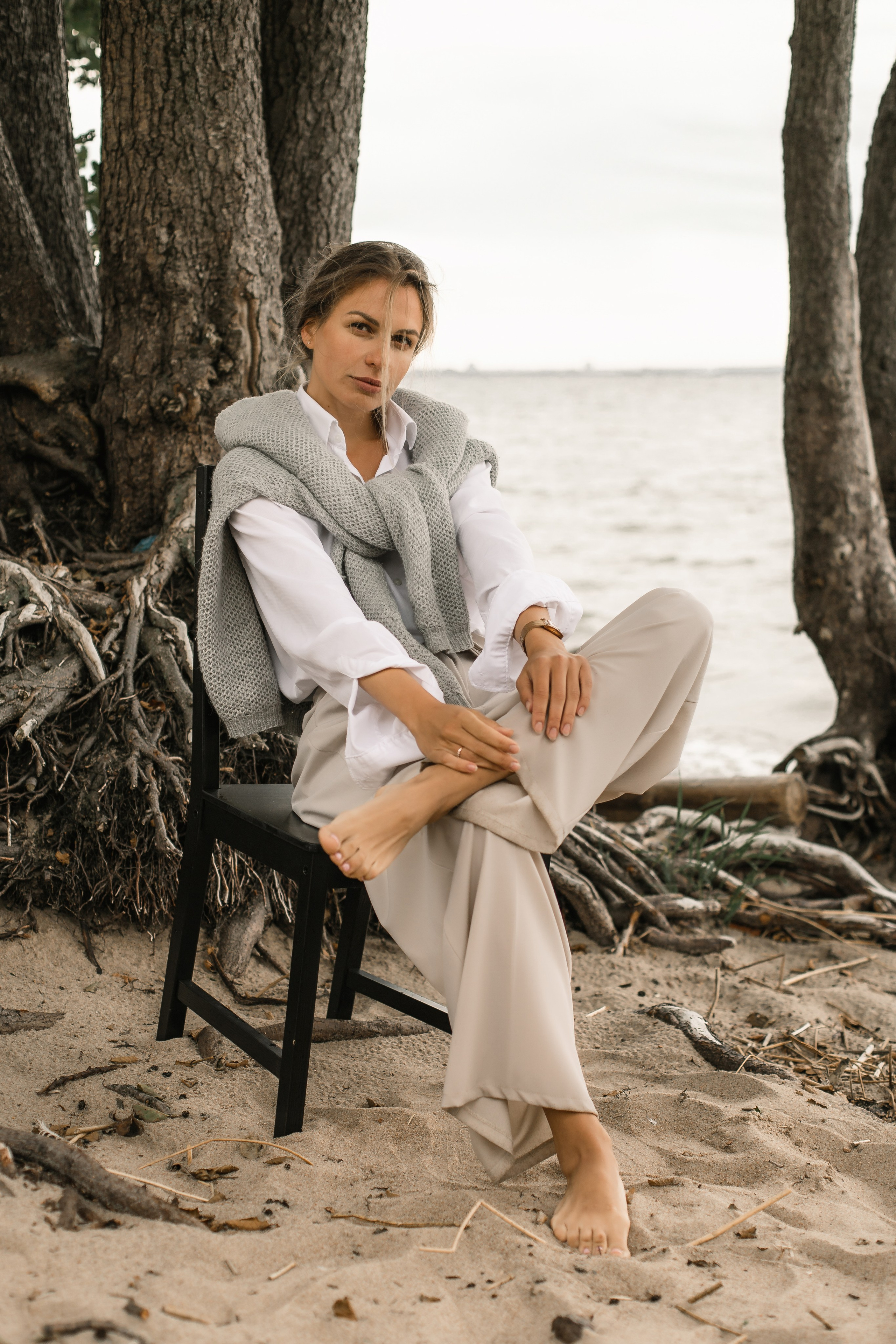 Девушка на берегу финского залива , на стуле . Берег кронштадта.