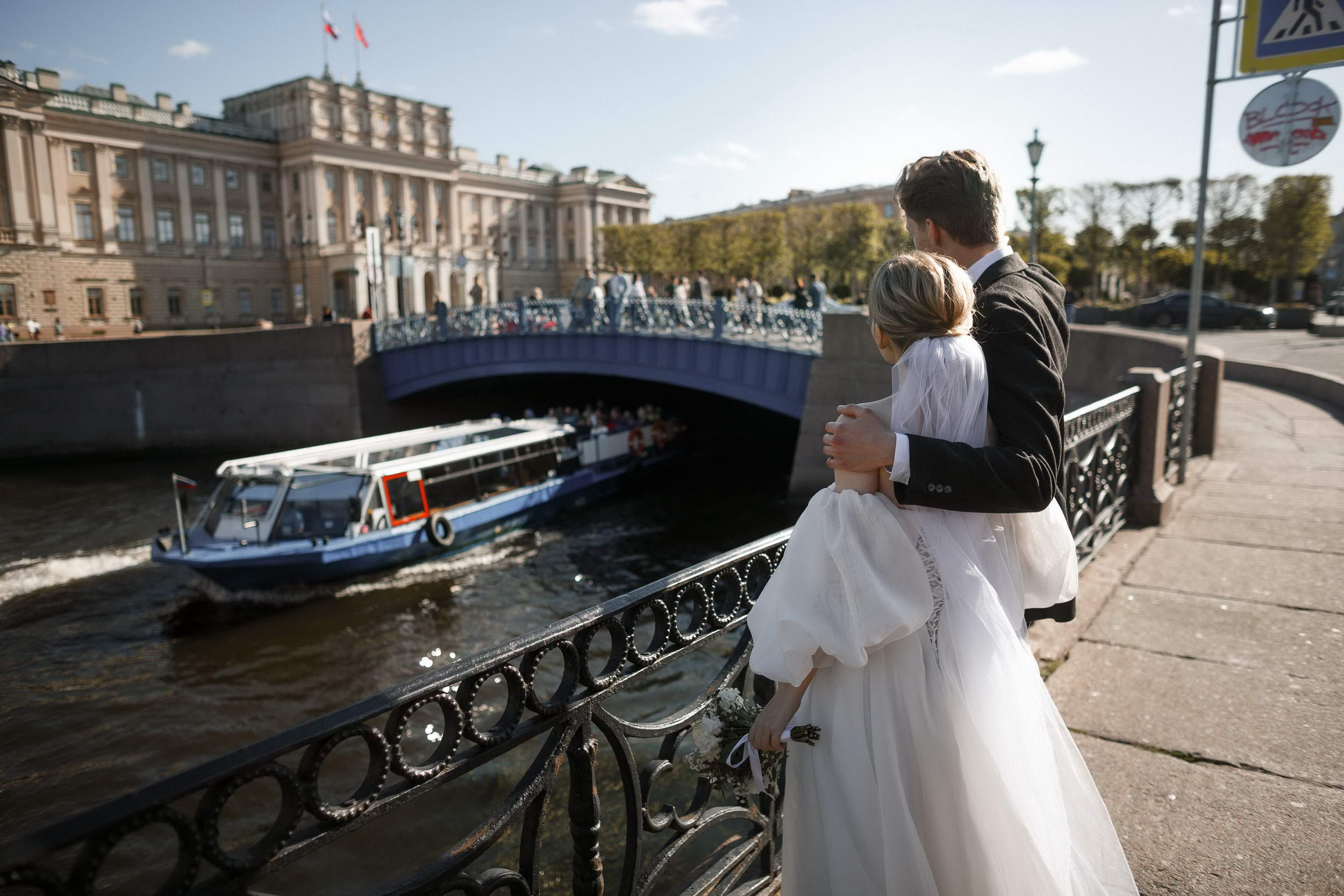 Красивая пара молодожёнов. Свадебный фотограф Игорь Брундасов 8PHOTO на свадьбу венчание загс СПб