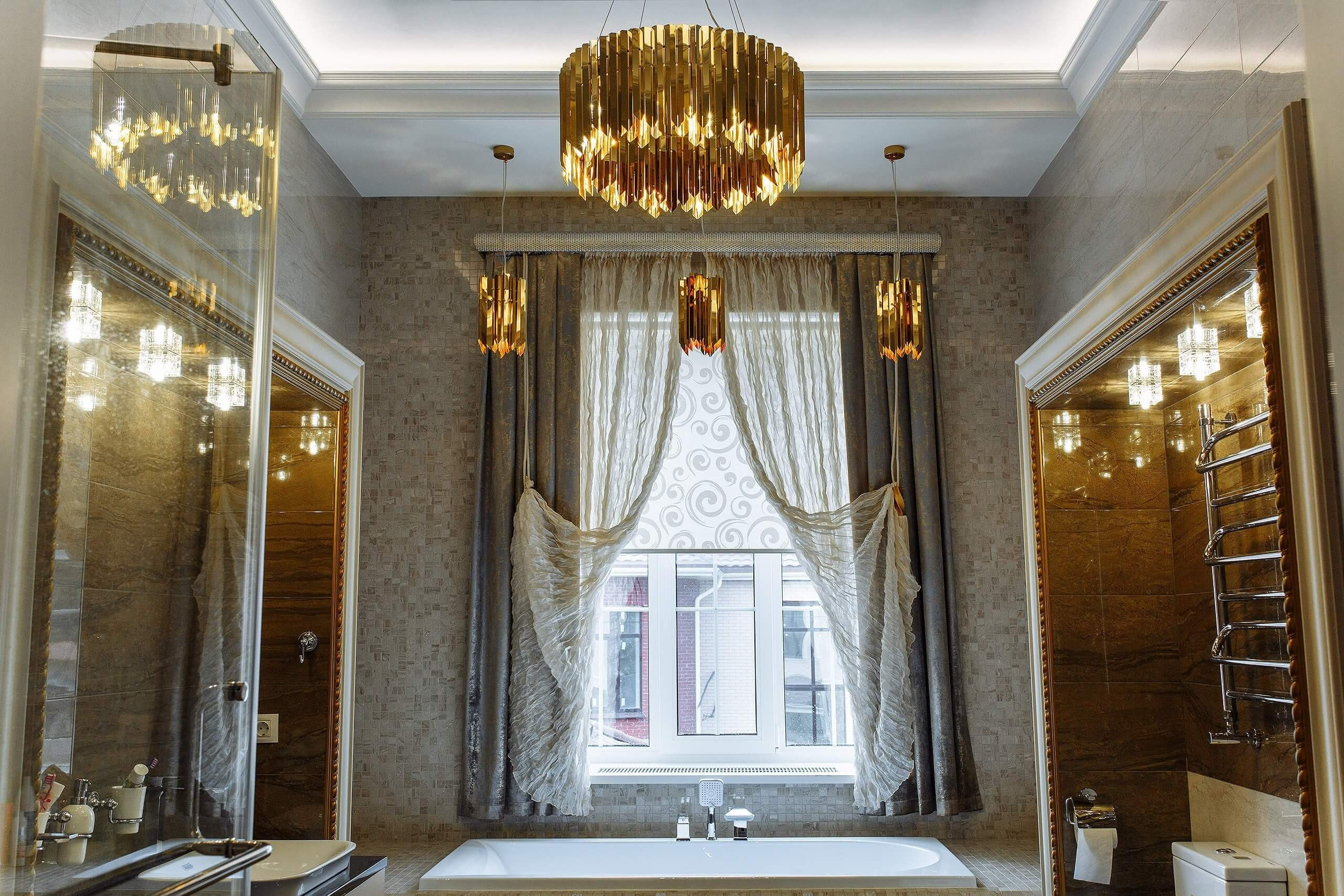 Дизайн большой ванной комнаты в стиле современная классика: симметричная планировка с ванной у окна по центру, акцентная световая группа из золотых светильников и два портала в душевую и санузел. Фото для портфолио архитектора или дизайнера интерьеров в Пензе.