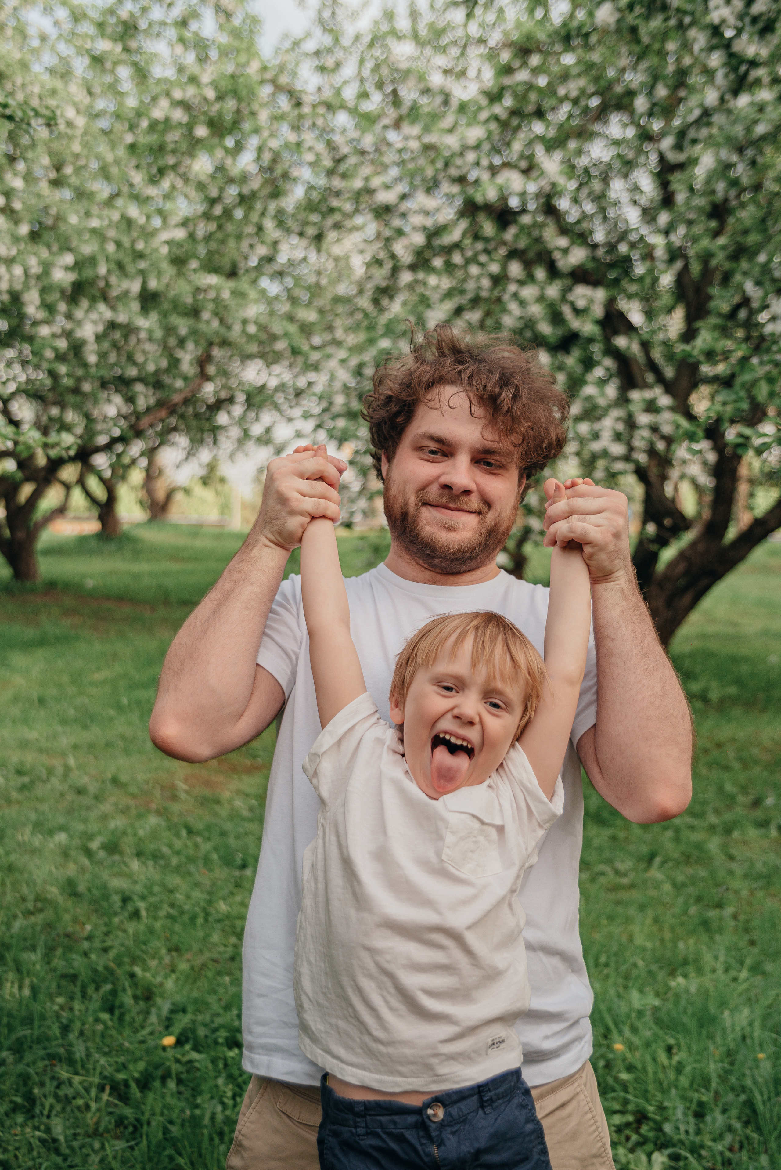 Семейная фотосессия в цветущих садах. Фотограф Москва