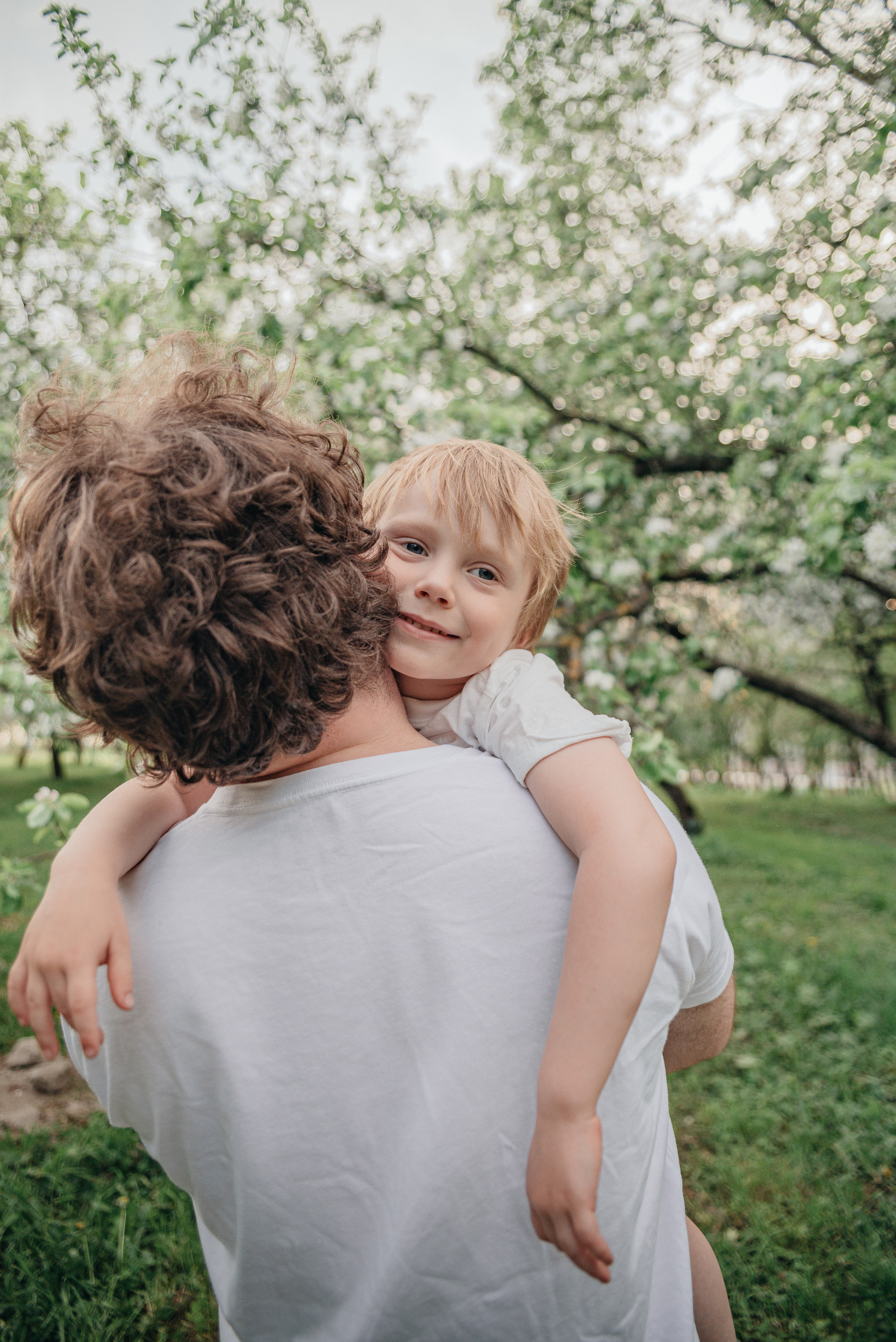 Семейная фотосессия в цветущих садах. Фотограф Москва