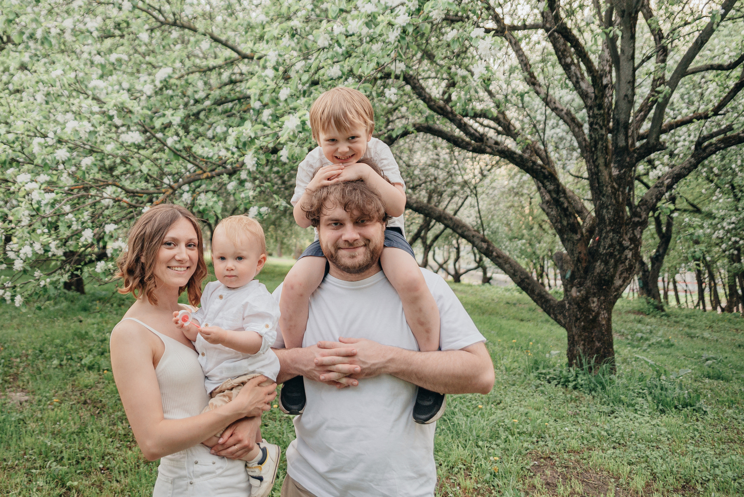 Семейная фотосессия в цветущих садах. Фотограф Москва
