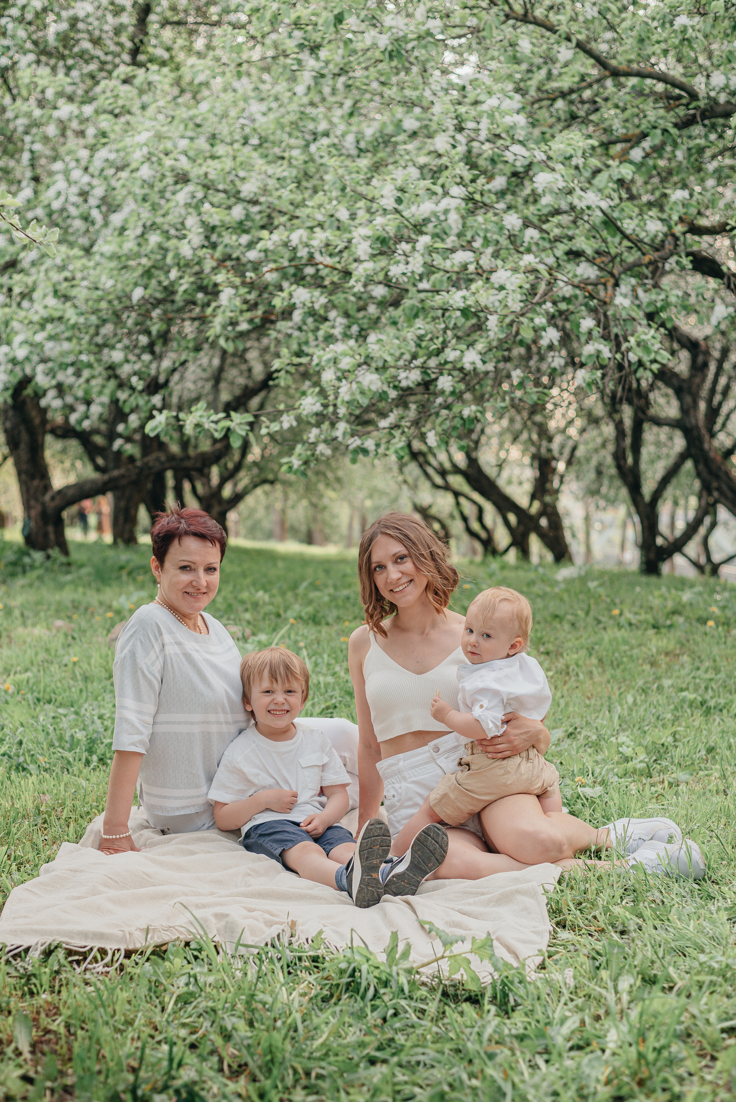 Семейная фотосессия в цветущих садах. Фотограф Москва