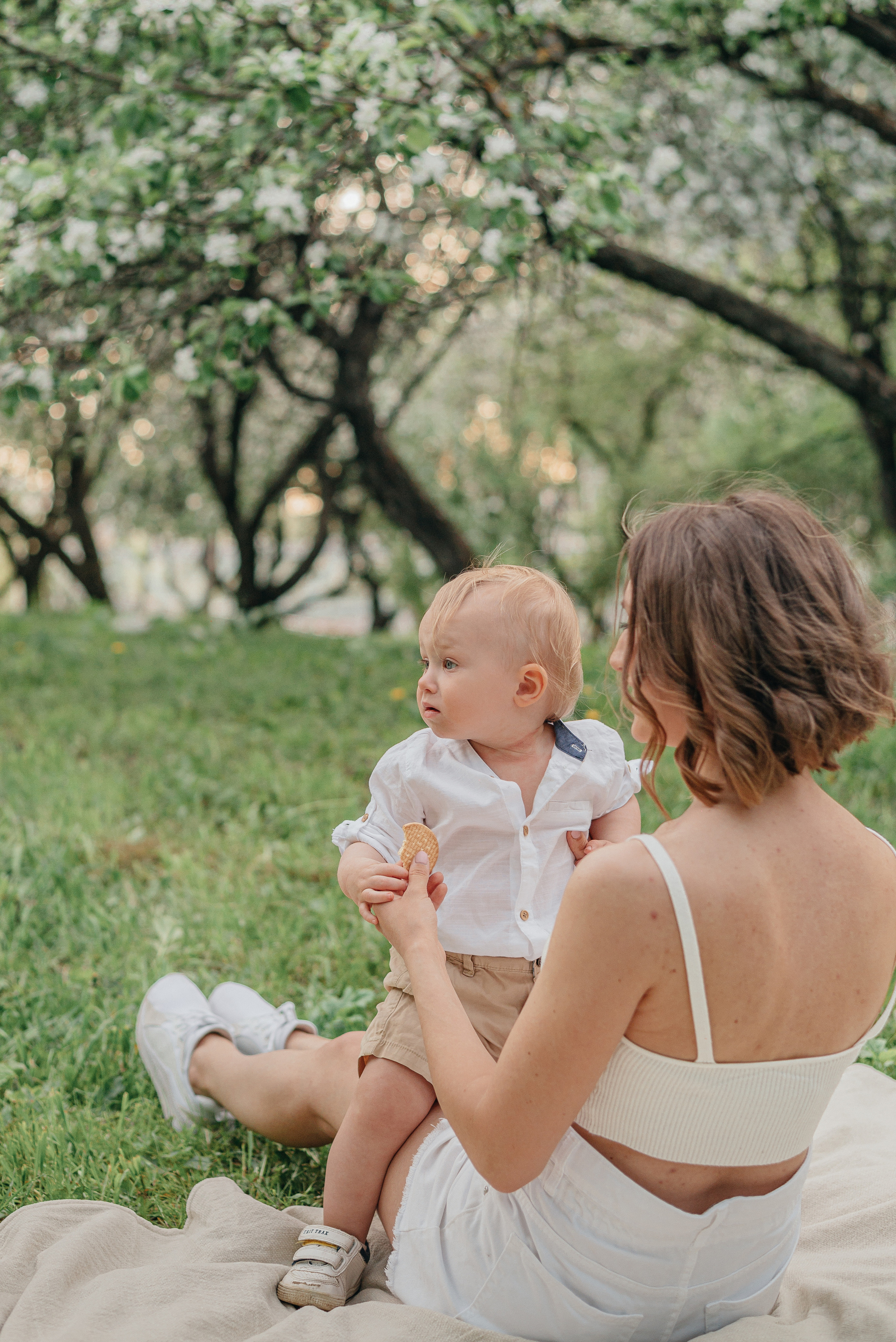 Семейная фотосессия в цветущих садах. Фотограф Москва