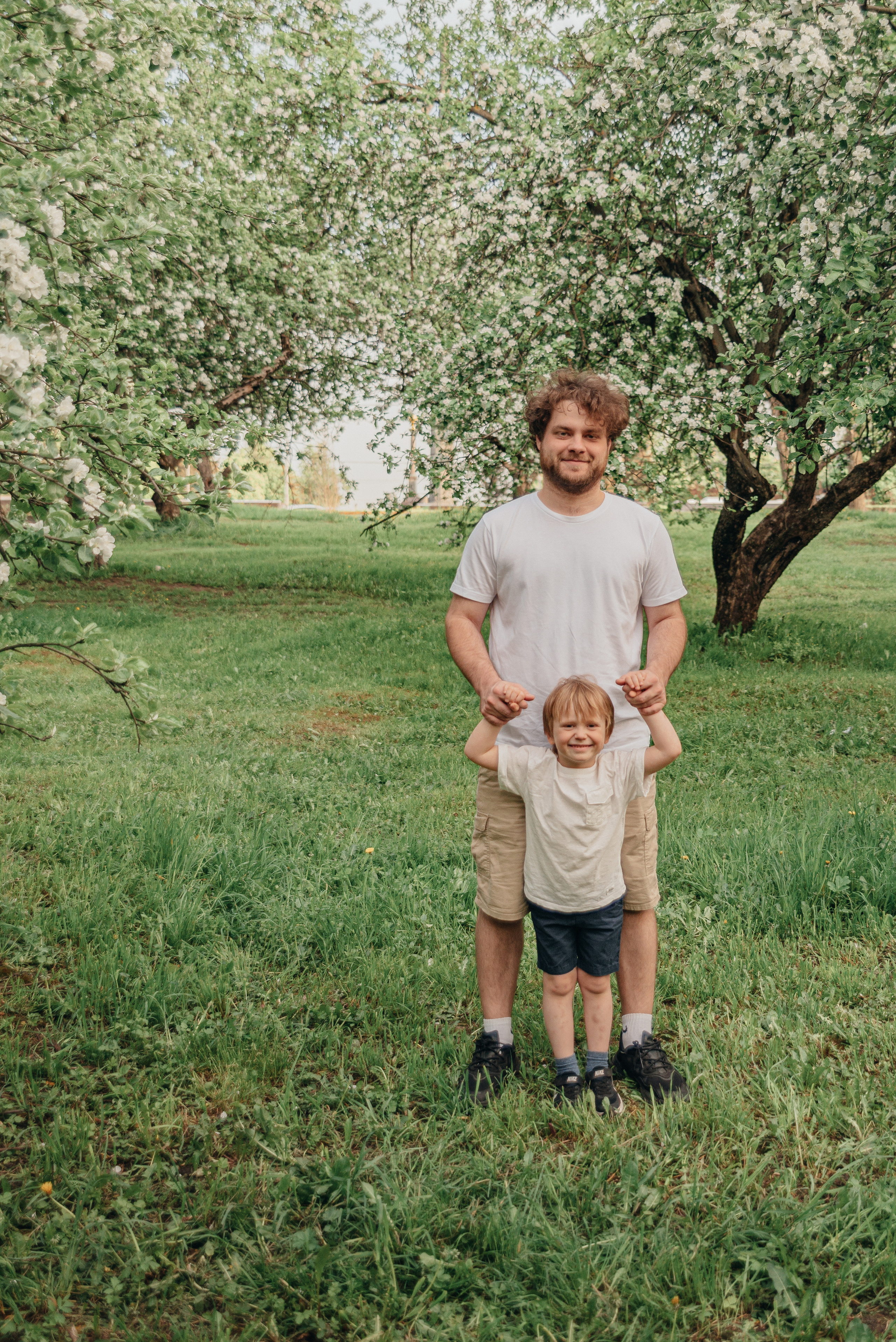 Семейная фотосессия в цветущих садах. Фотограф Москва