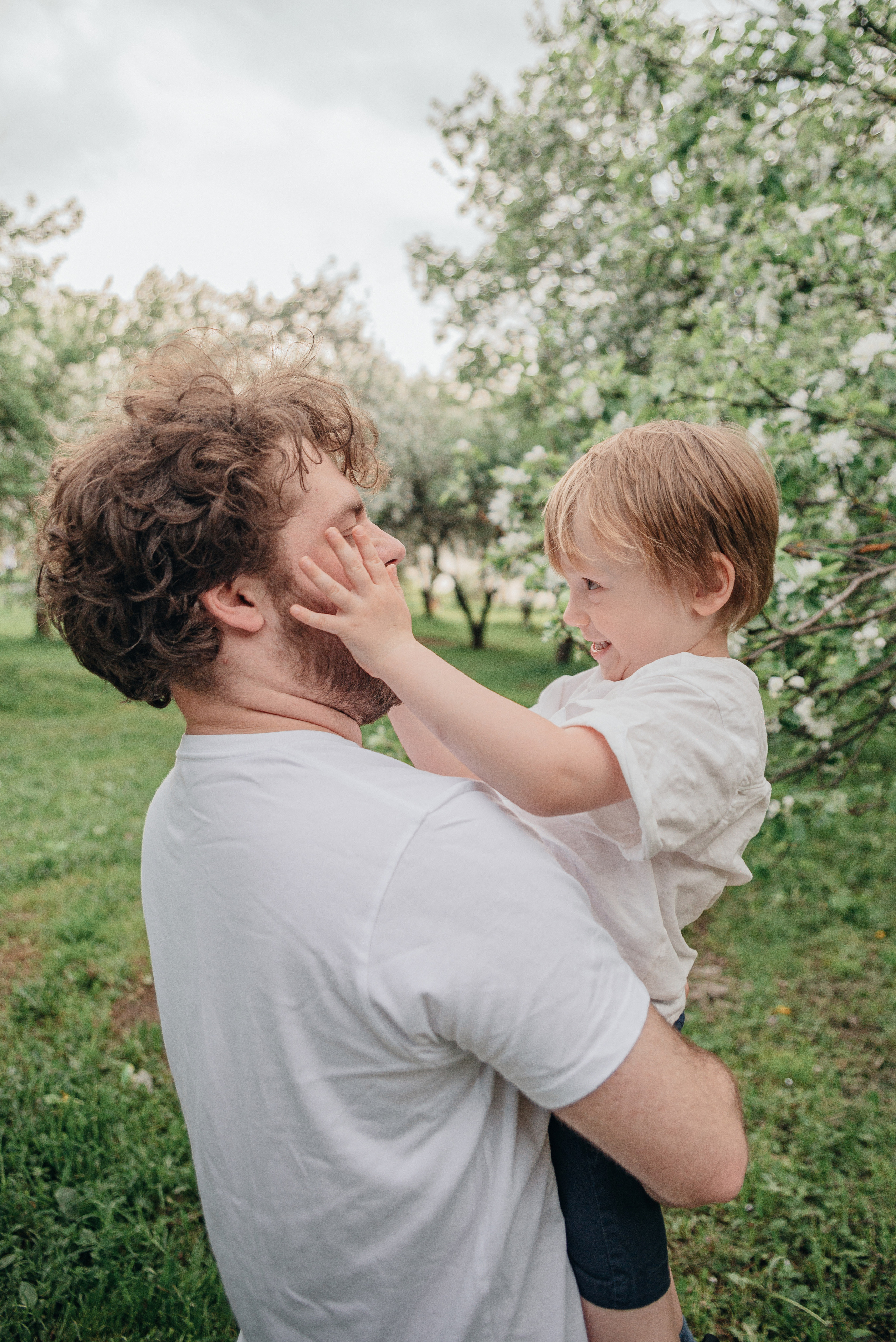 Семейная фотосессия в цветущих садах. Фотограф Москва