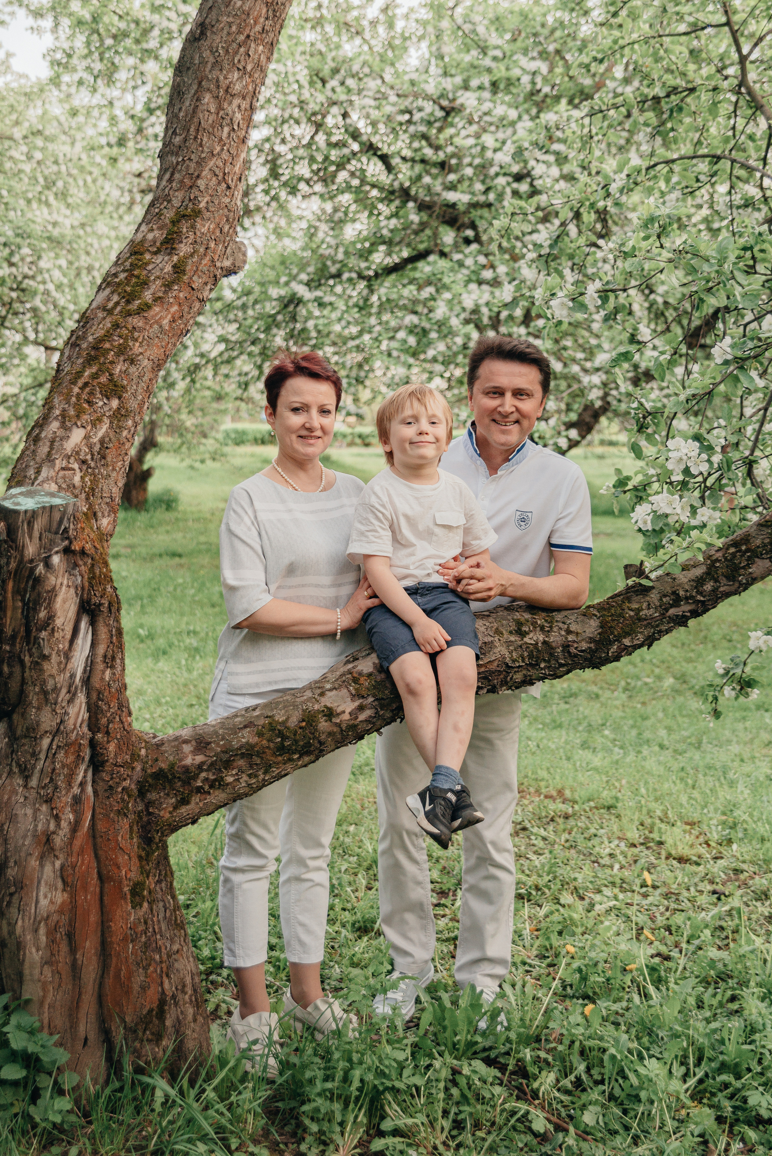 Семейная фотосессия в цветущих садах. Фотограф Москва