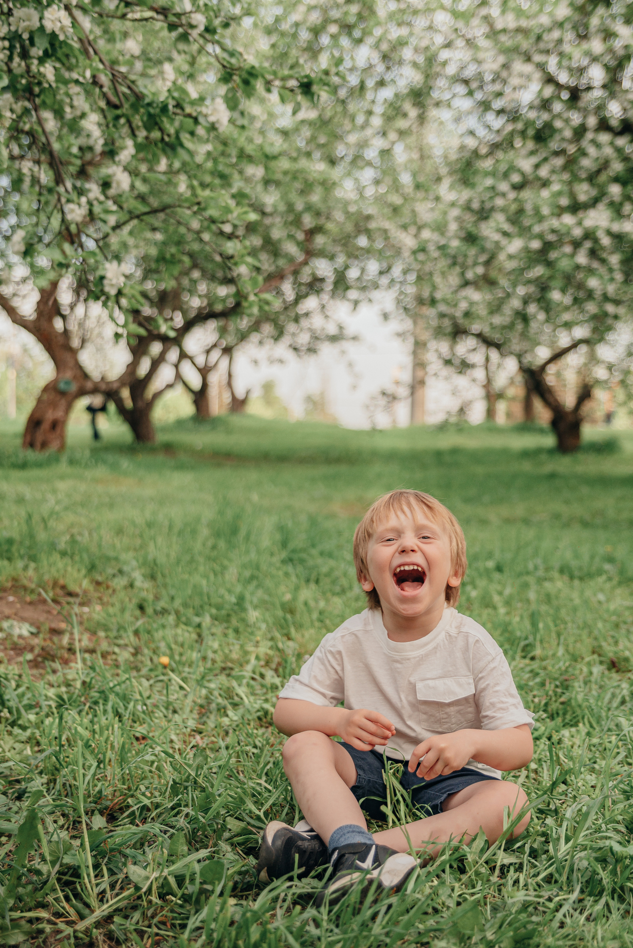 Семейная фотосессия в цветущих садах. Фотограф Москва