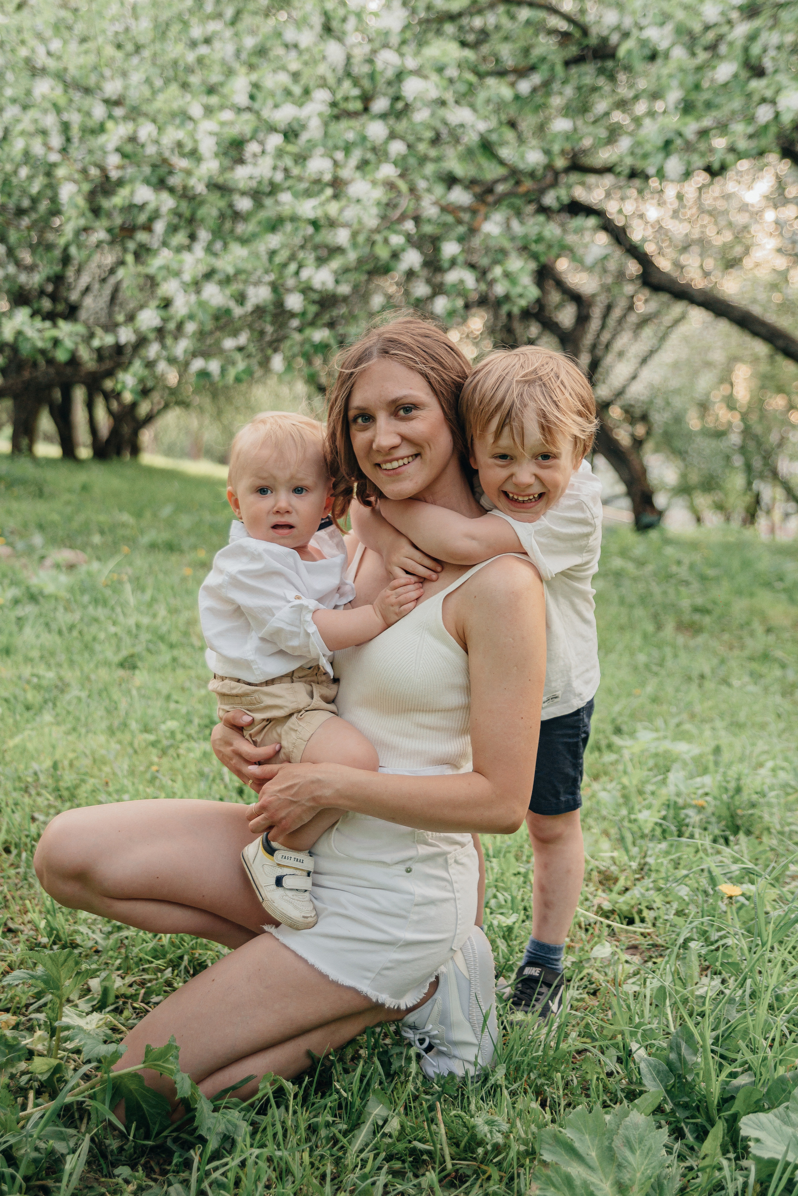 Семейная фотосессия в цветущих садах. Фотограф Москва