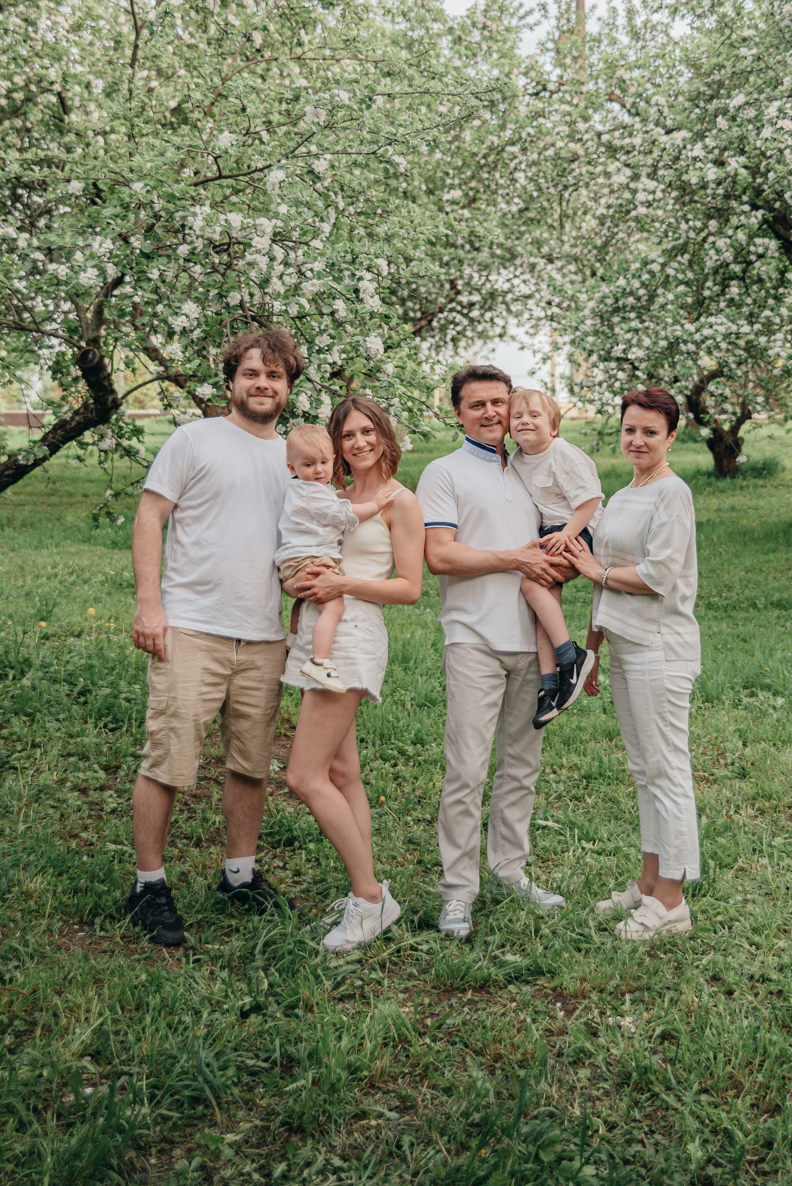 Семейная фотосессия в цветущих садах. Фотограф Москва
