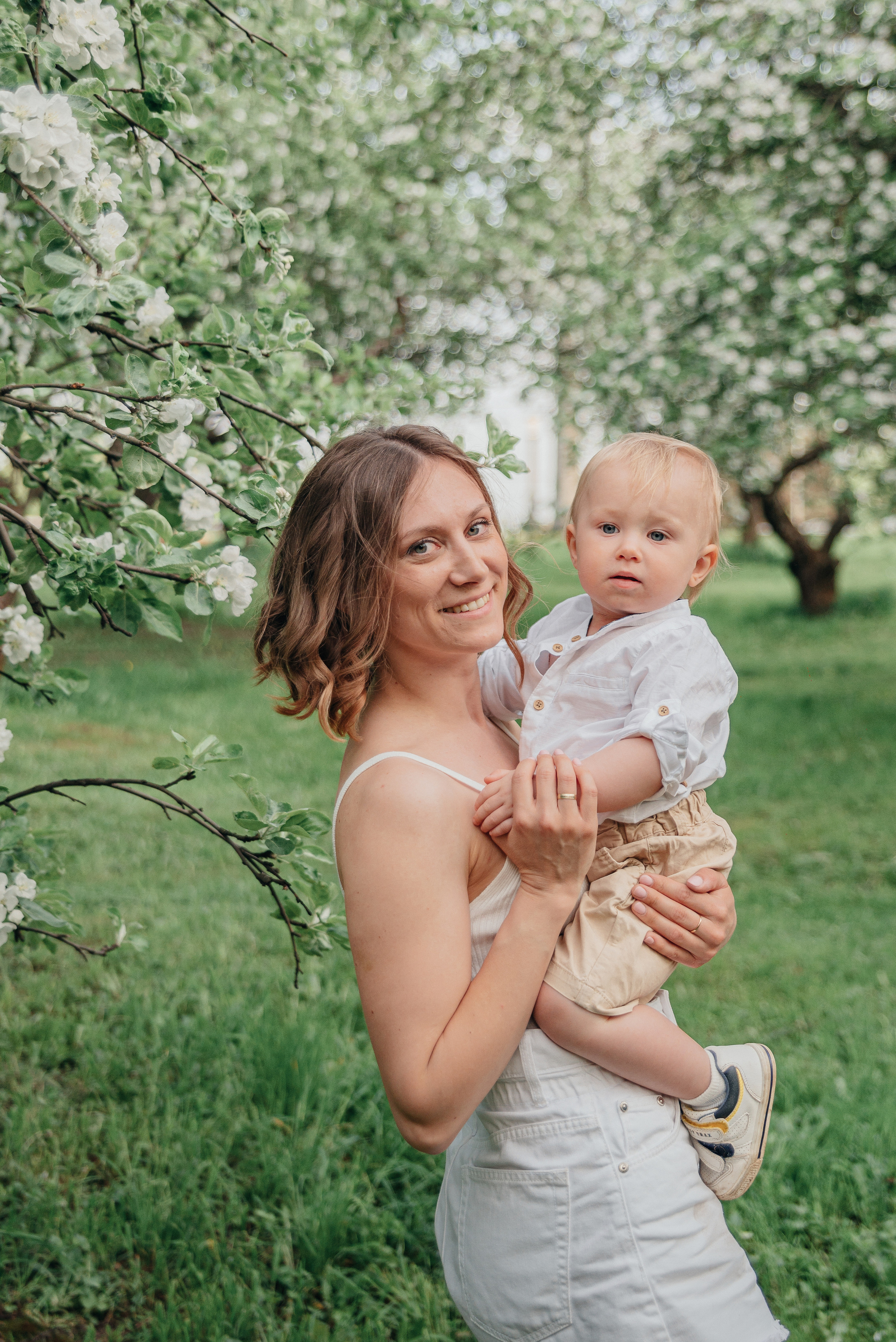 Семейная фотосессия в цветущих садах. Фотограф Москва
