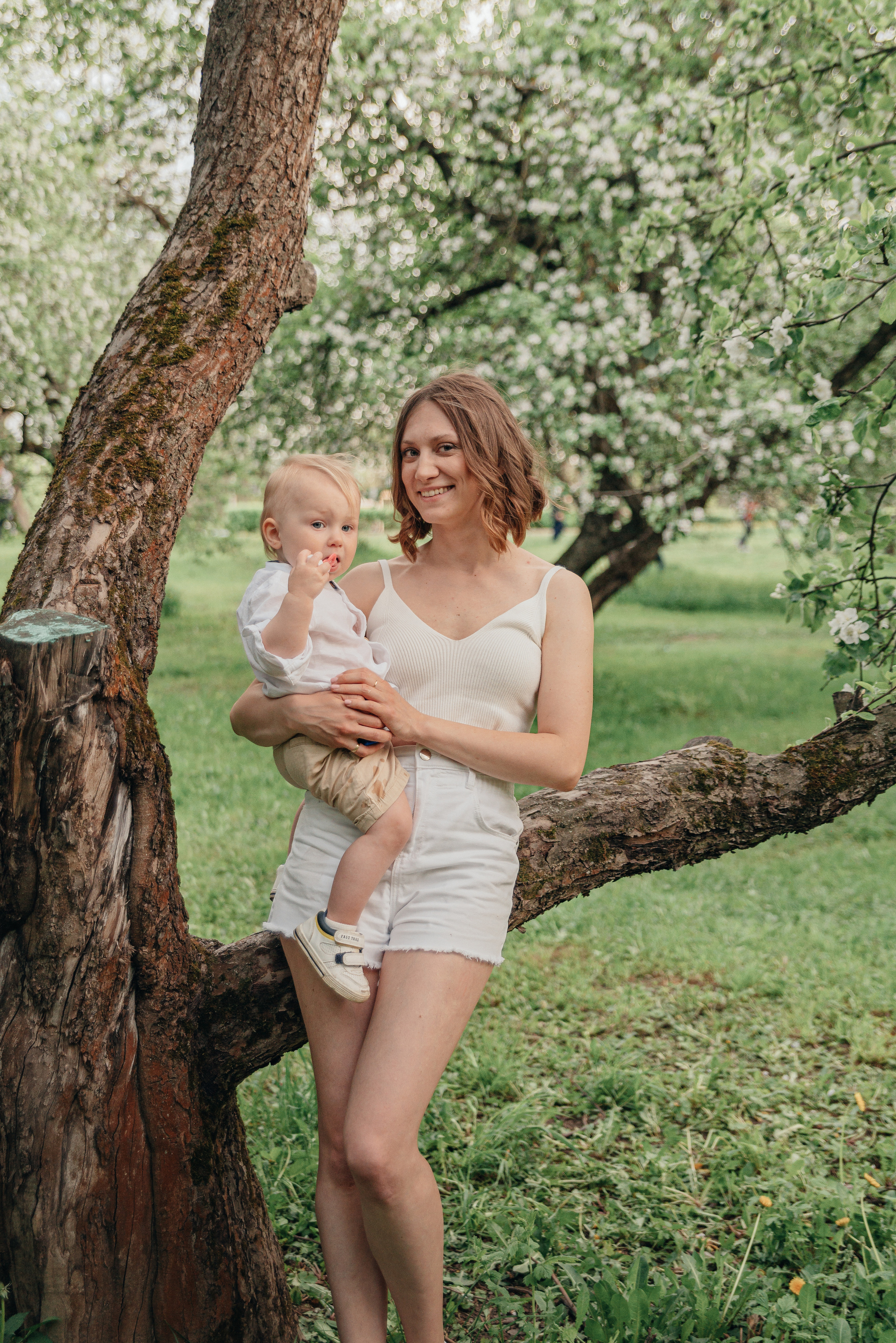 Семейная фотосессия в цветущих садах. Фотограф Москва