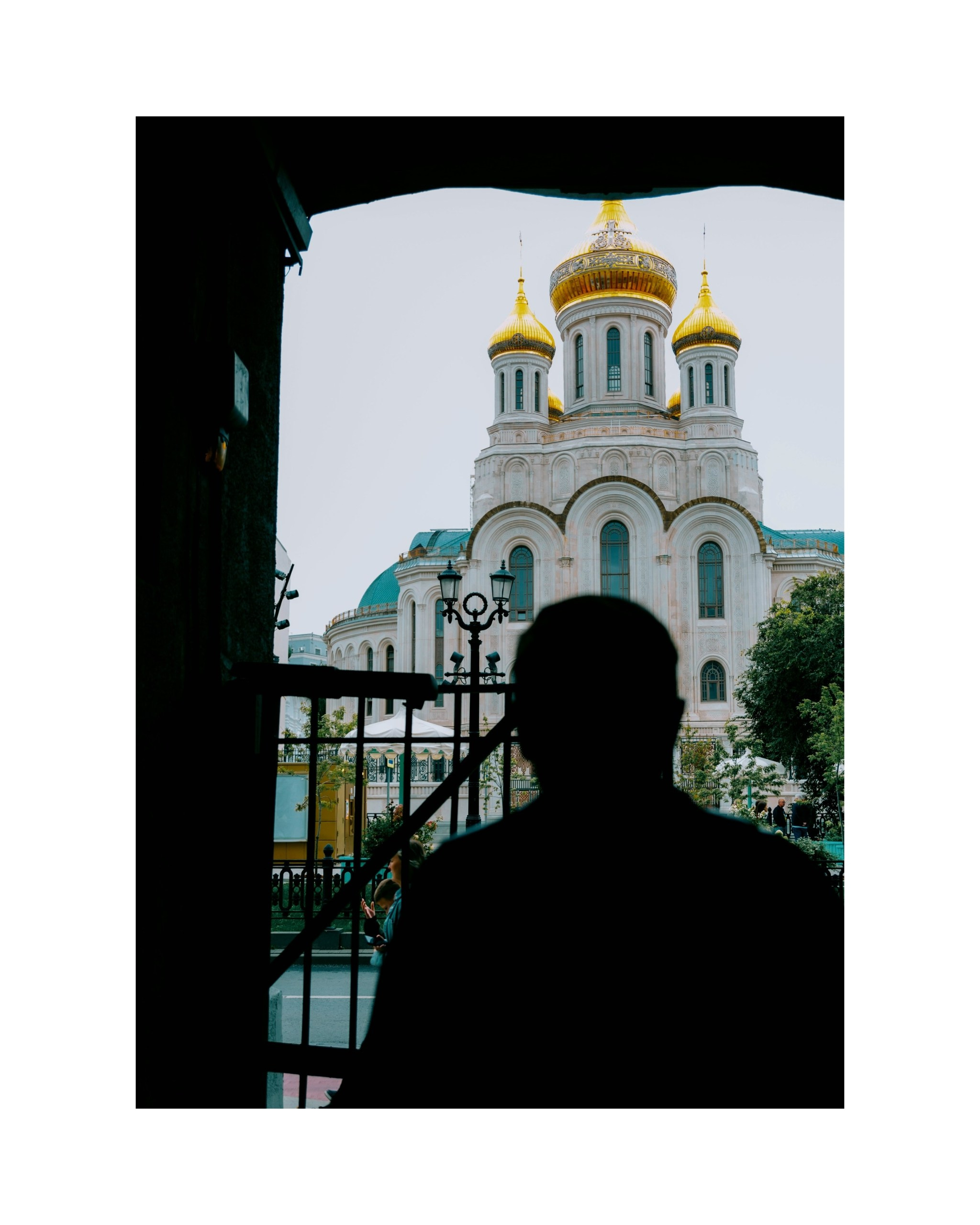 мужской силуэт на фоне храма