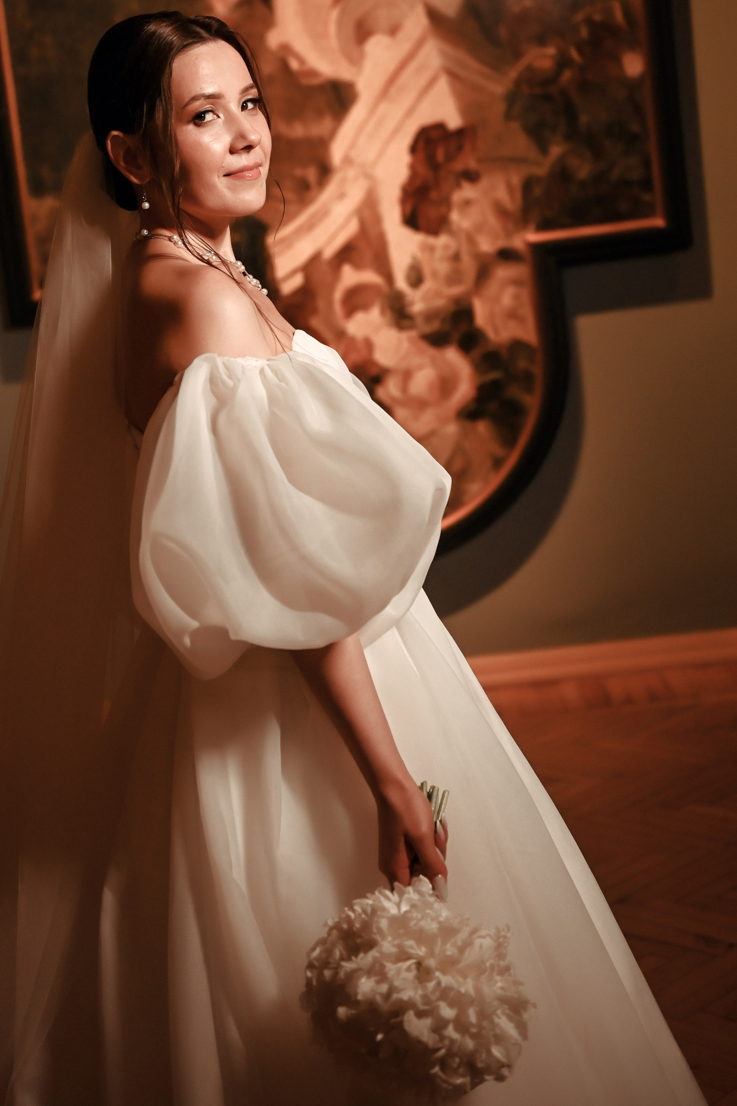 Небольшая свадебная серия в музее и прогулкой под дождем Эльмиры и Ризата. Свадебный, семейный, детский, контент фотограф в Омске Максим Ильин