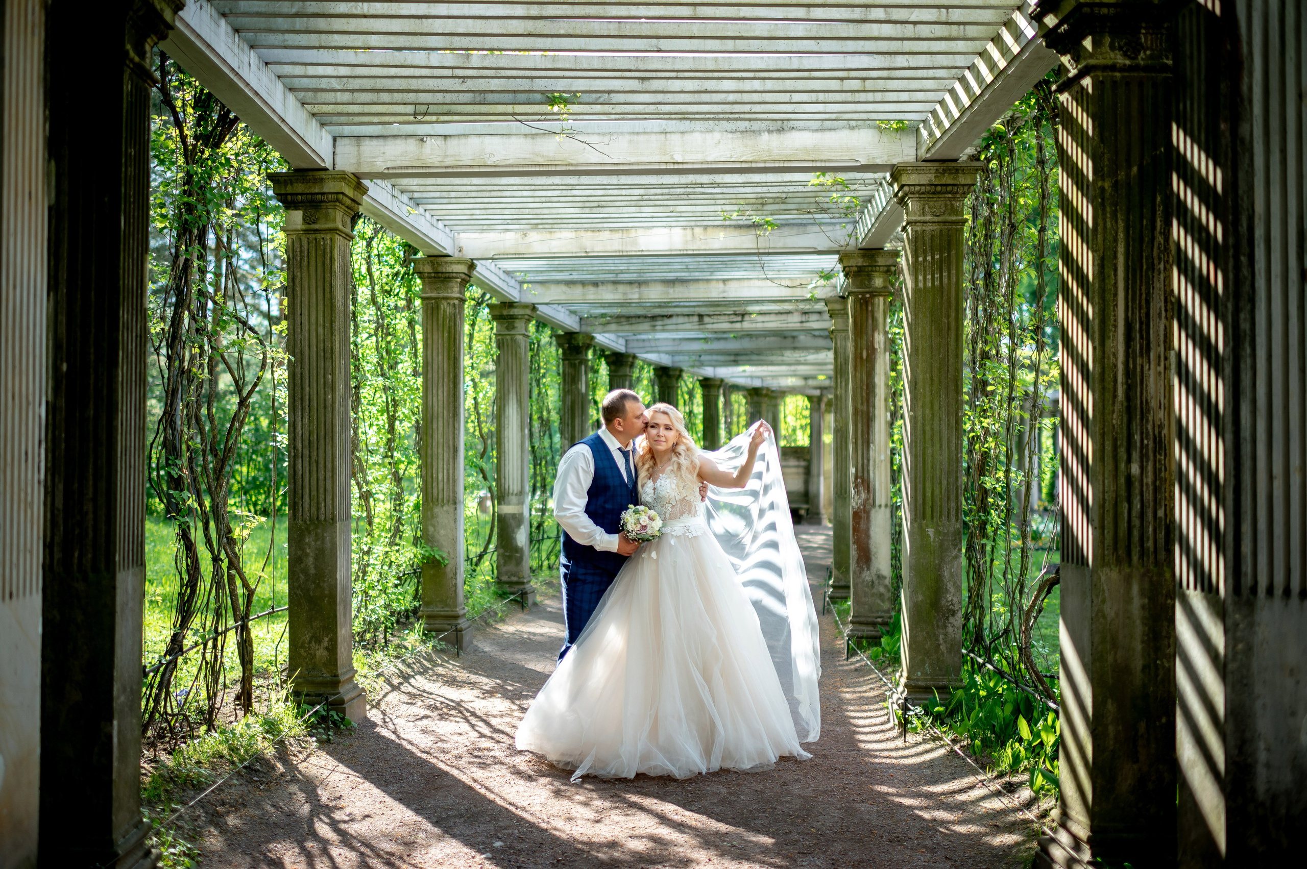 Евгения (фотосессия с малиновым chevrolet camaro, в сирени в Пушкине в Екатерининском парке). Портретный, семейный и свадебный фотограф в Санкт-Петербурге и в Пушкине Ширяев Денис