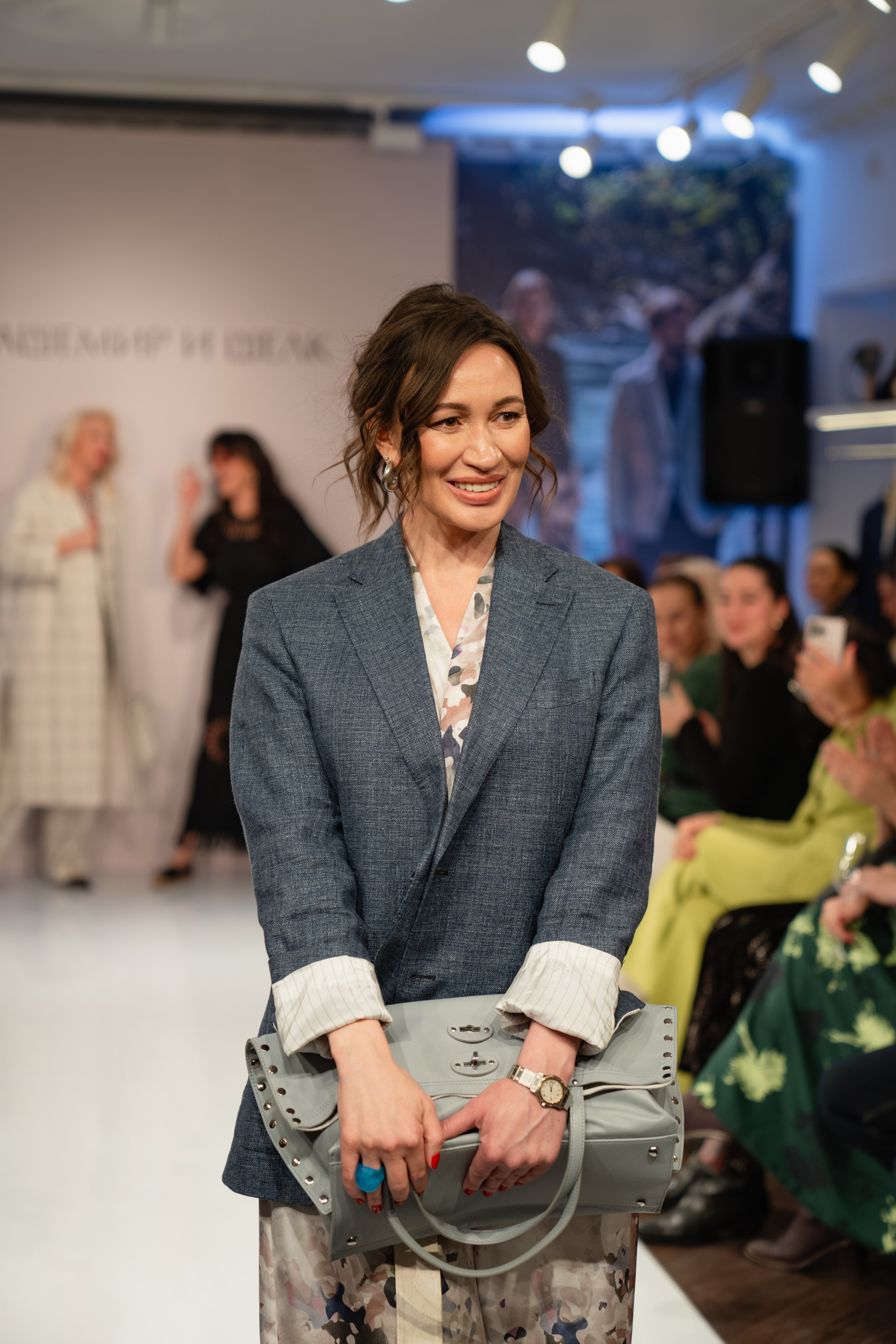 Модельный показ. Занимаюсь профессиональной фотографией и живу рядом с Байкалом. Работаю в разных жанрах