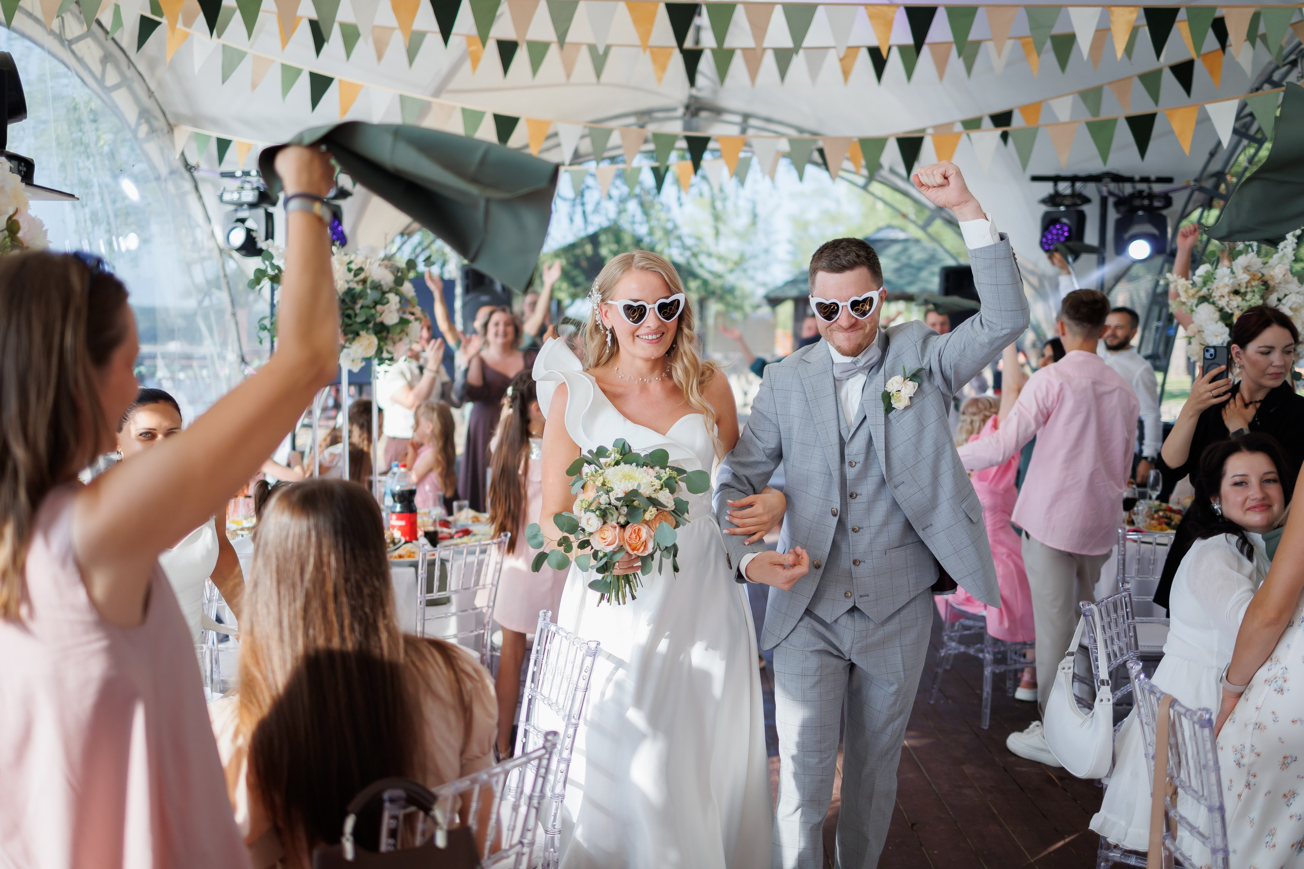 От нежных взглядов до бурных эмоций – свадебный фотограф сохранит все грани вашего счастья.