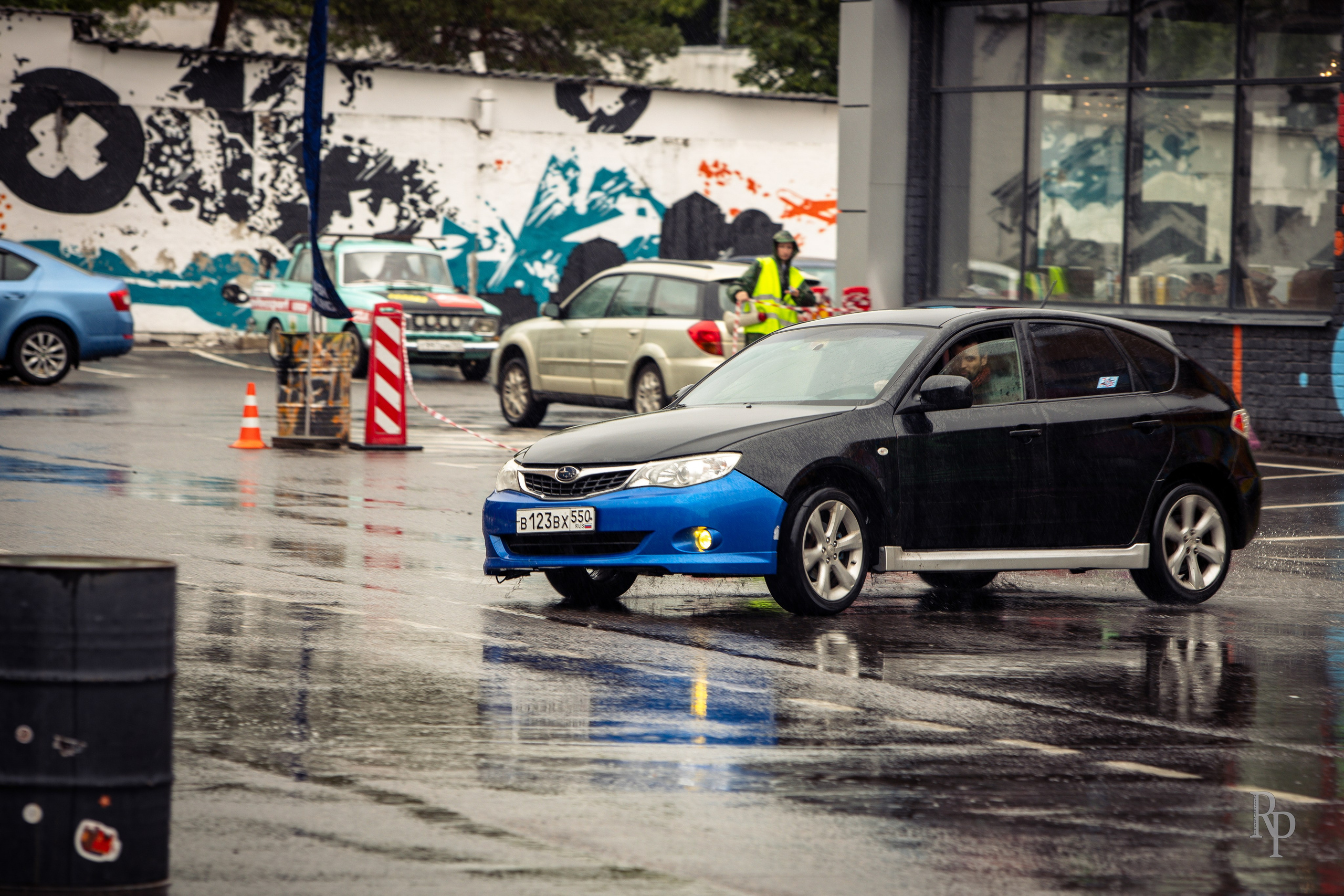 SHOWDOWN. Rusty Photographer