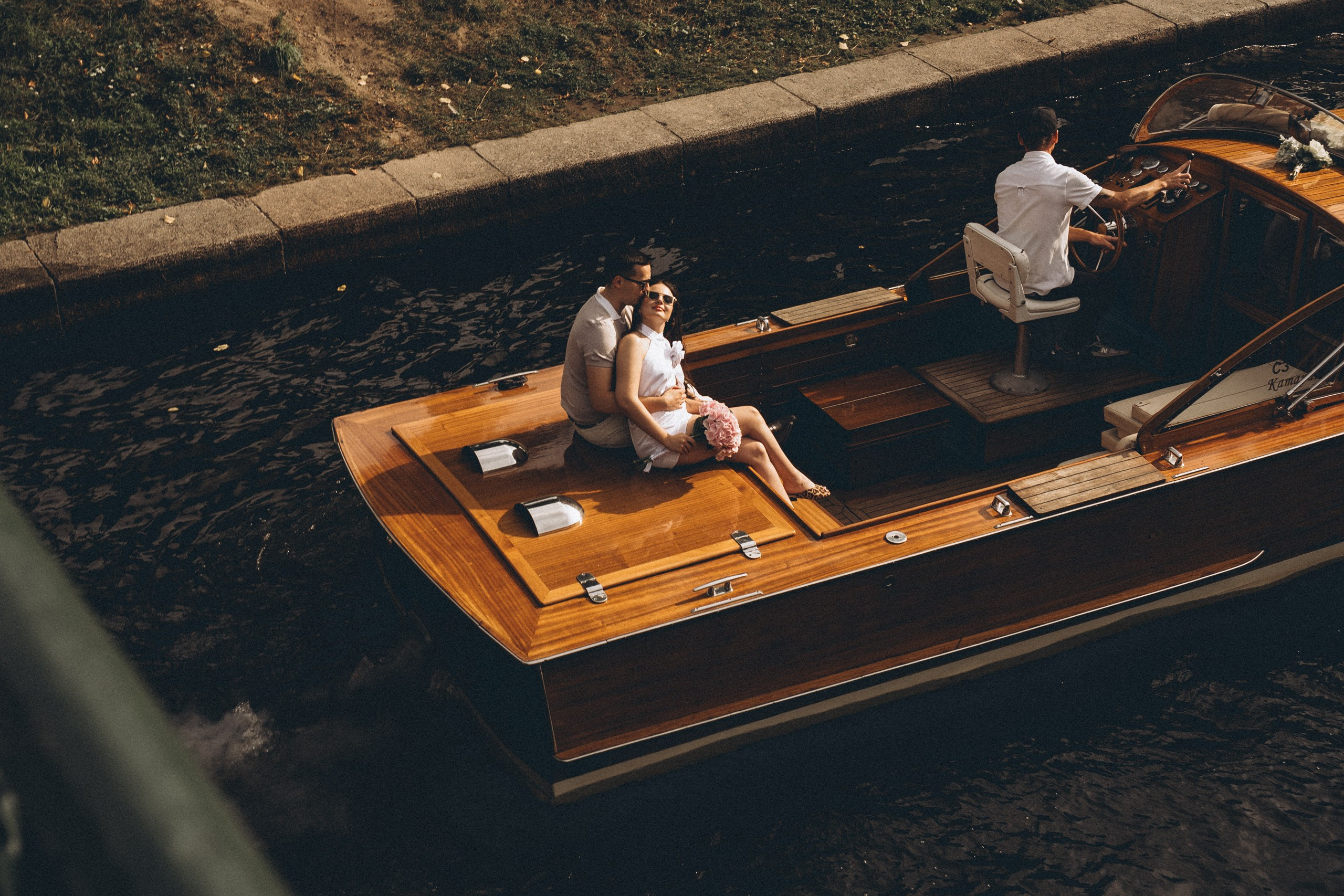 СВАДЕНБНАЯ СЬЕМКА НА КАТЕРЕ ПО КАНАЛАМ САНКТ-ПЕТЕРБУРГА И В АКВАТОРИИ НЕВЫ. Профессиональный фотограф, Санкт-Петербург — Виктория Богомолова