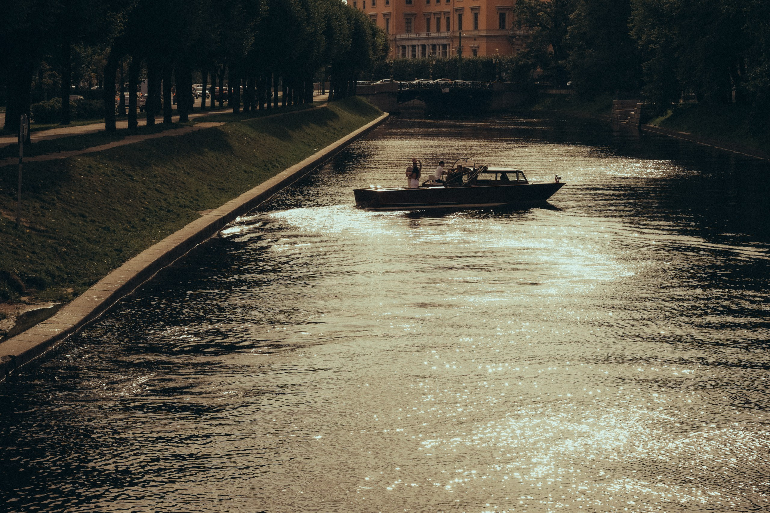СВАДЕНБНАЯ СЬЕМКА НА КАТЕРЕ ПО КАНАЛАМ САНКТ-ПЕТЕРБУРГА И В АКВАТОРИИ НЕВЫ. Профессиональный фотограф, Санкт-Петербург — Виктория Богомолова