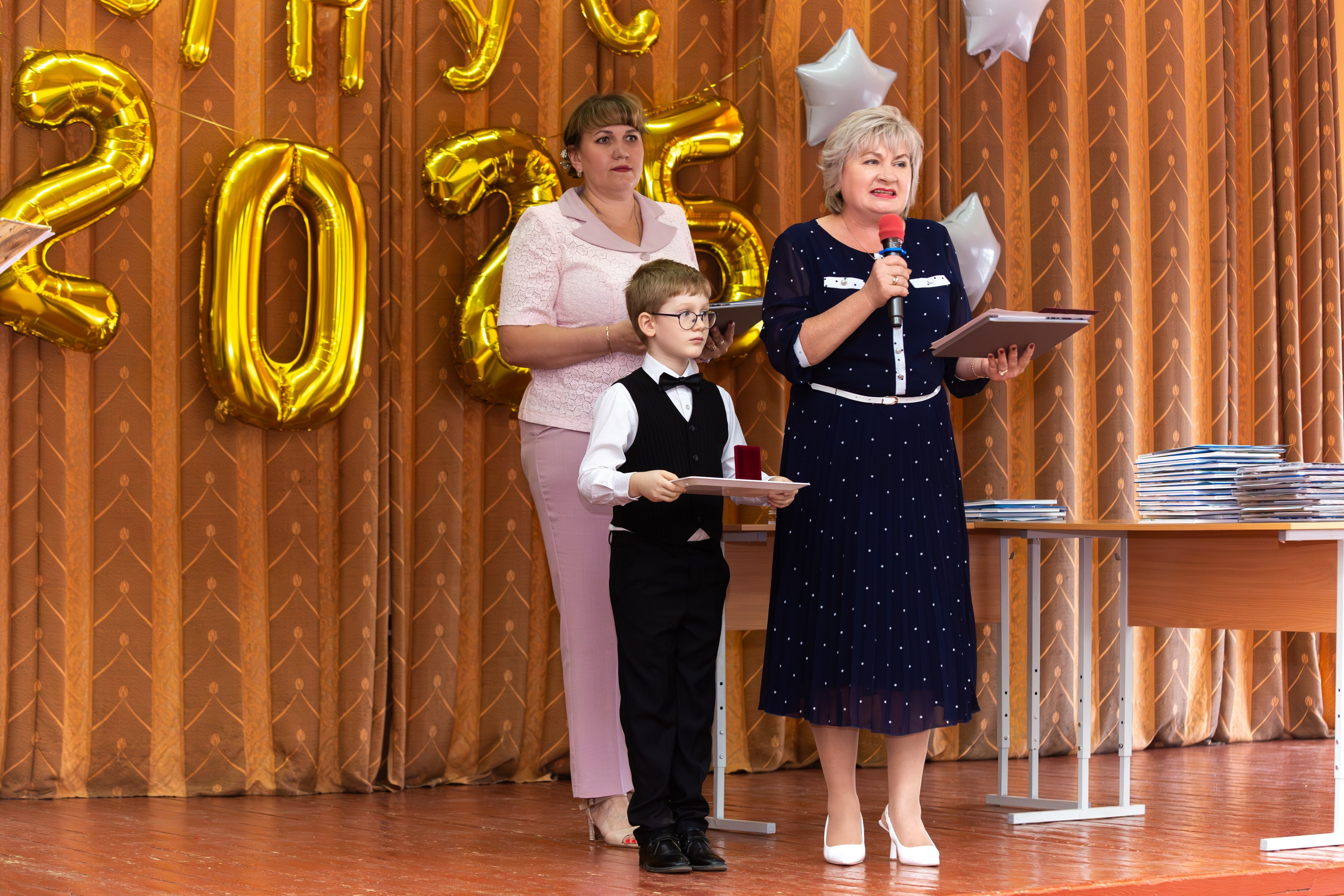 ВРУЧЕНИЕ ДИПЛОМОВ 2025 9 ШКОЛА Г.МЦЕНСК. Профессиональный фотограф в Мценске и Орловской области