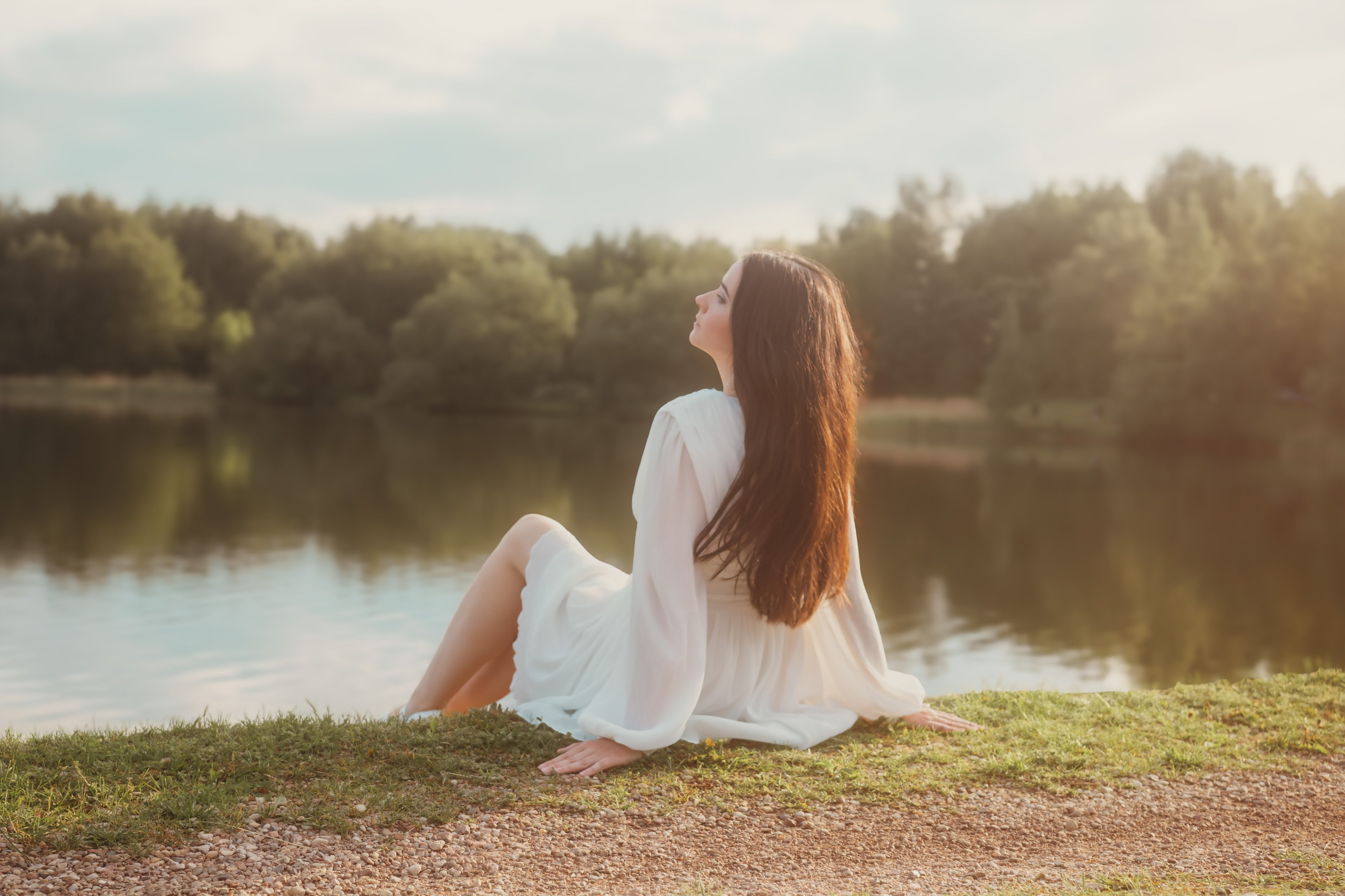 Фотосессия в белом платье у воды