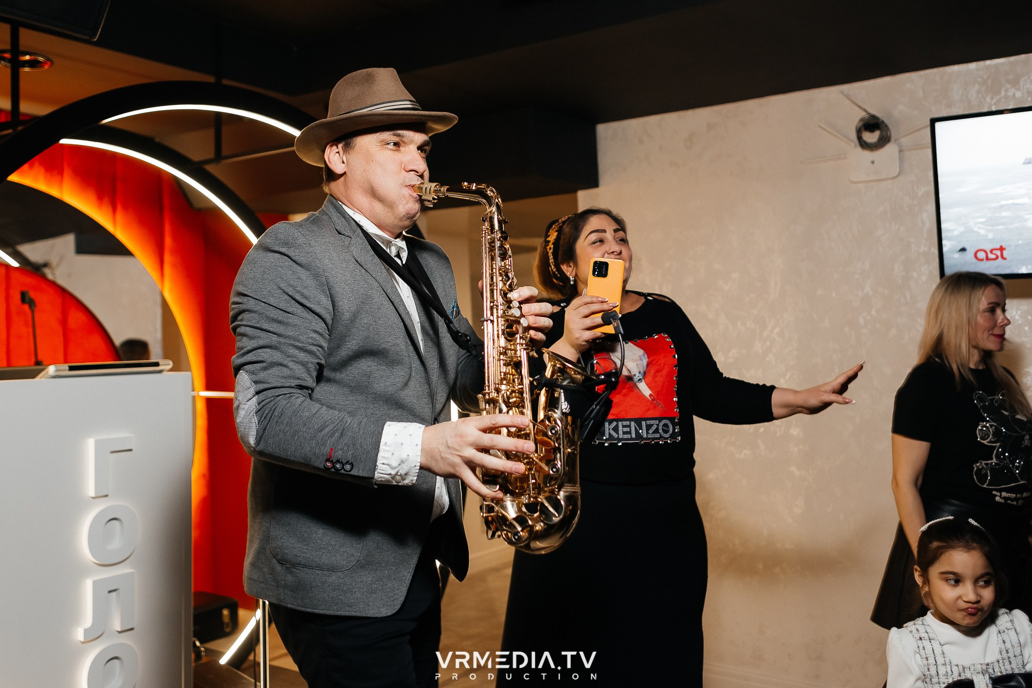 8 марта в караоке-ресторане «Голос»