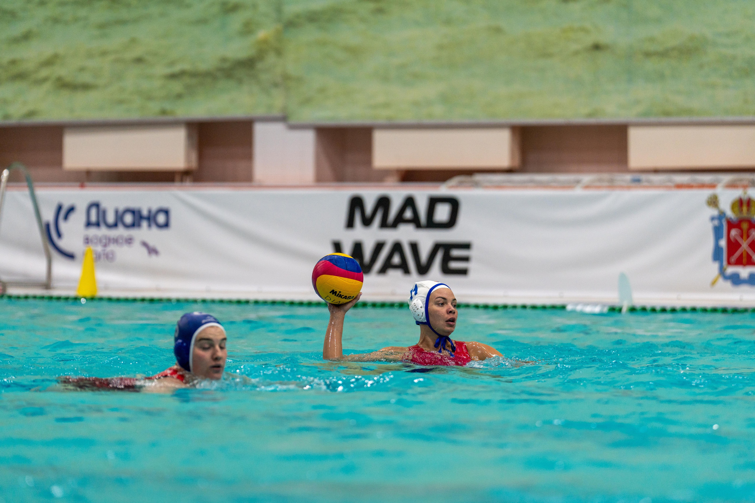 Спортивный фотограф Санкт-Петербург Антон Гауф запечатлел динамичный момент женского матча водного поло Диана–Спартак-Волгоград