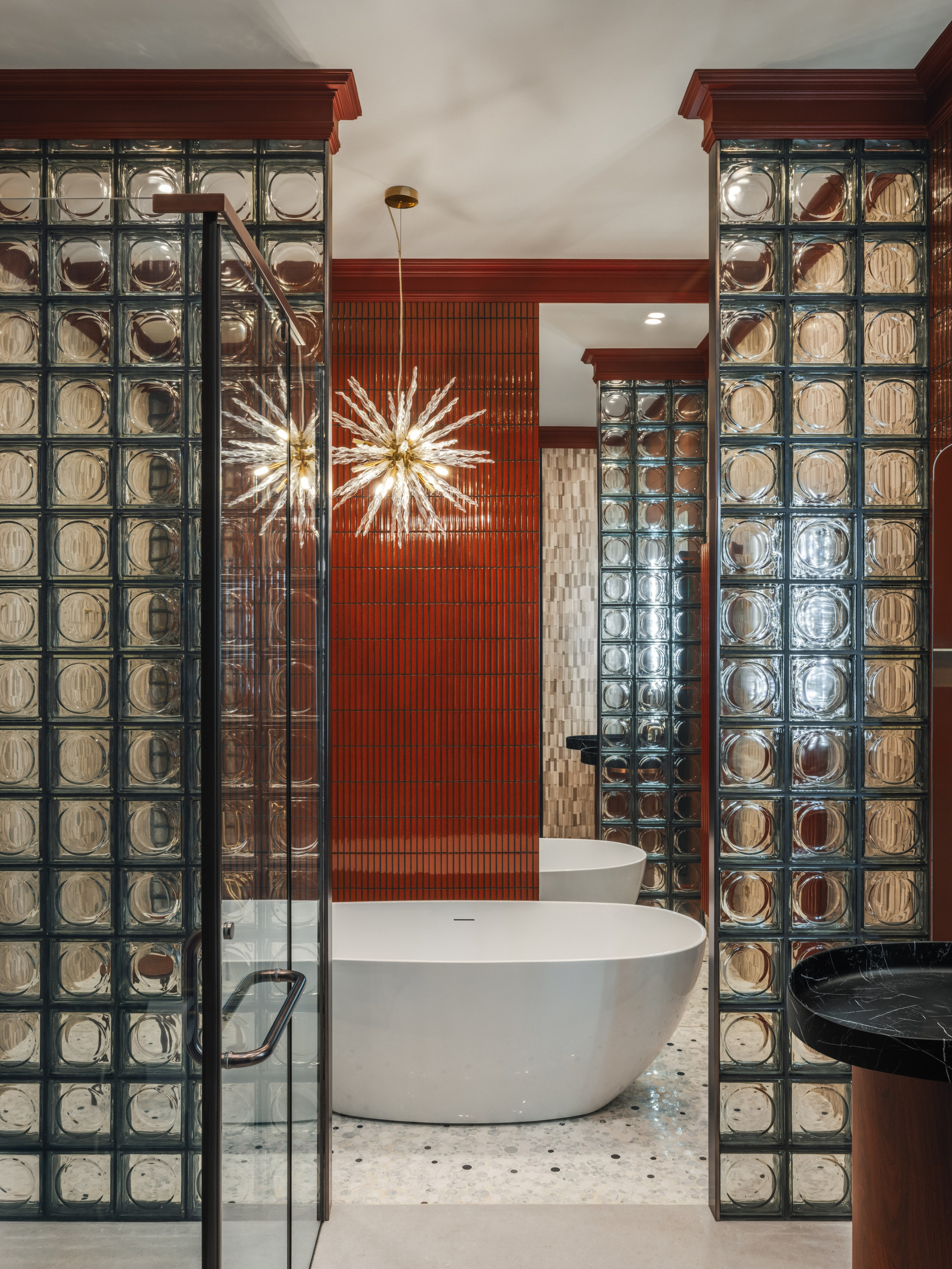 Мастер-санузел с натуральным камнем и современной luxury эстетикой