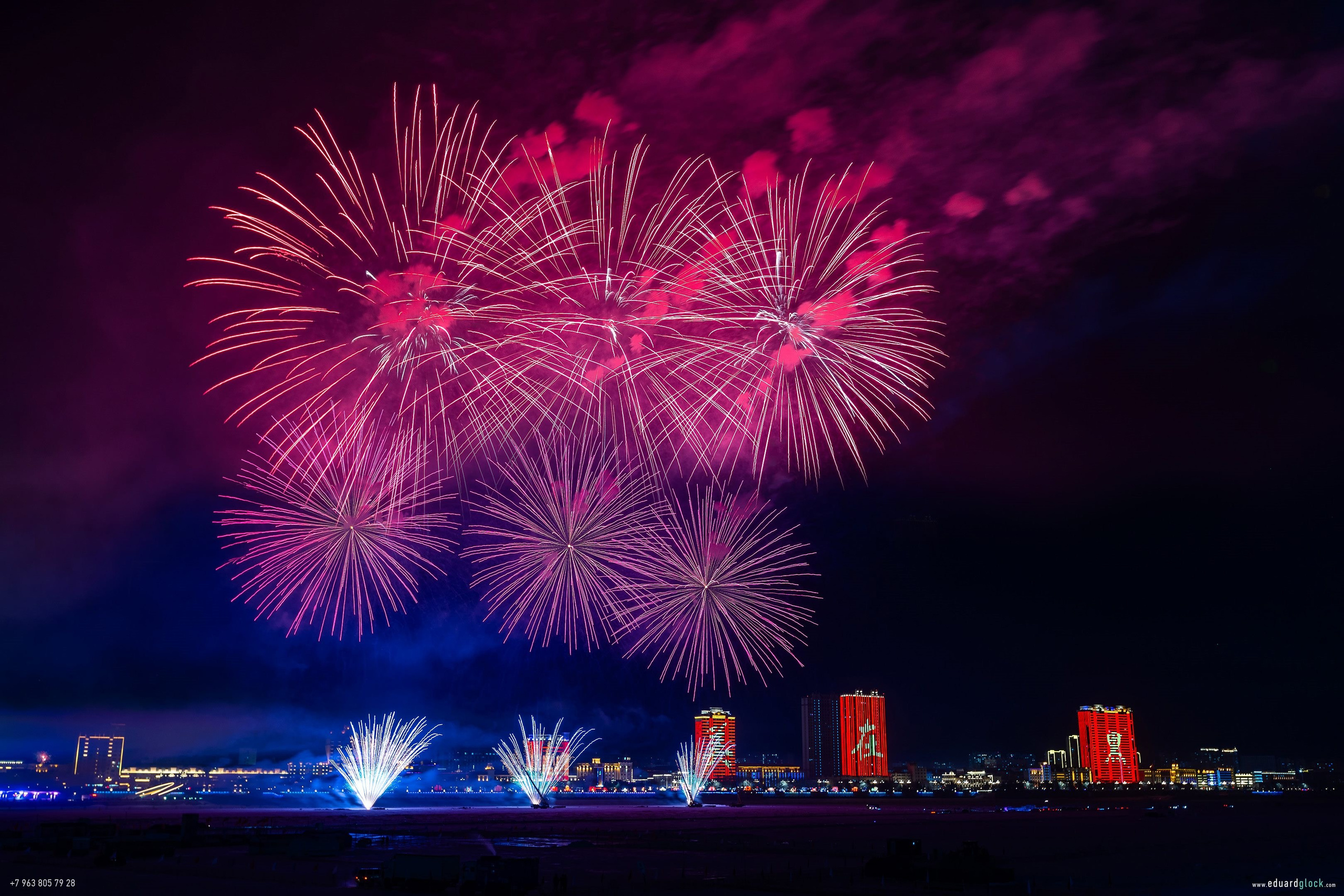 Фейерверк над Амуром. Фотограф Эдуард Глок в г. Благовещенске Амурской области