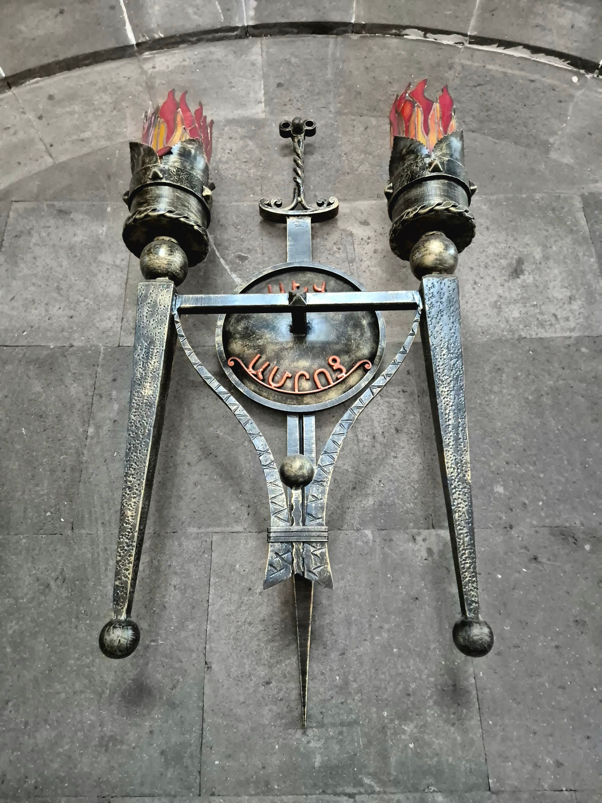 Внутри стилизованный под рыцарский - концертный зал