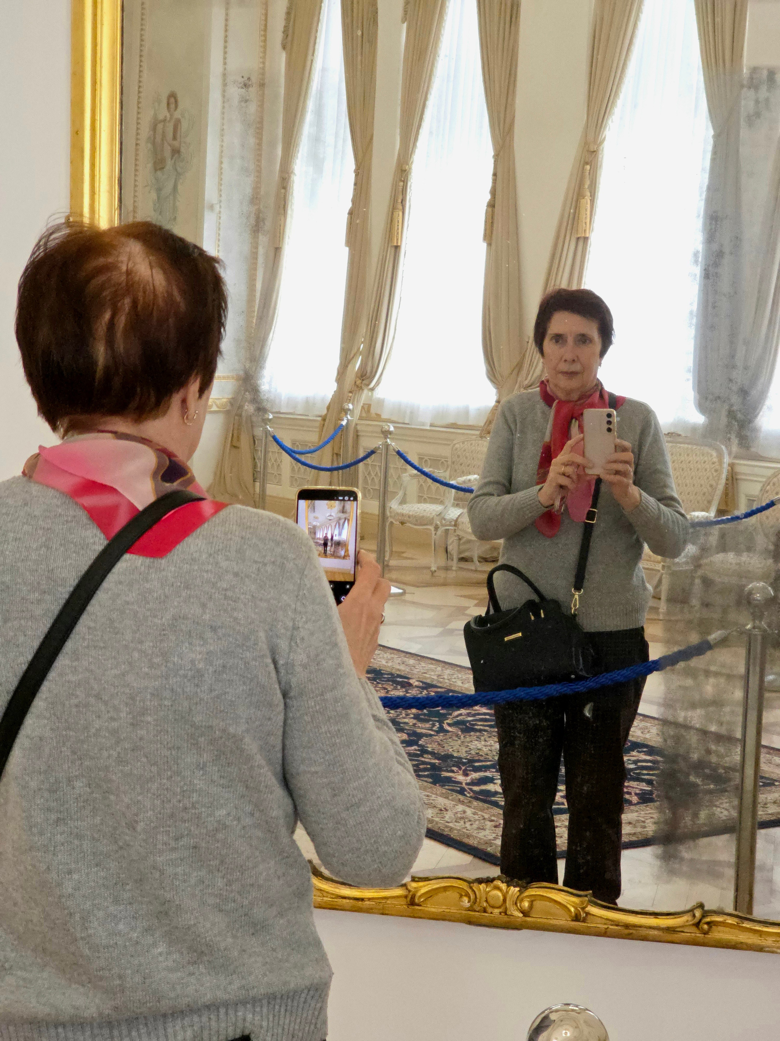 Внутри дворца несколько парадных зал