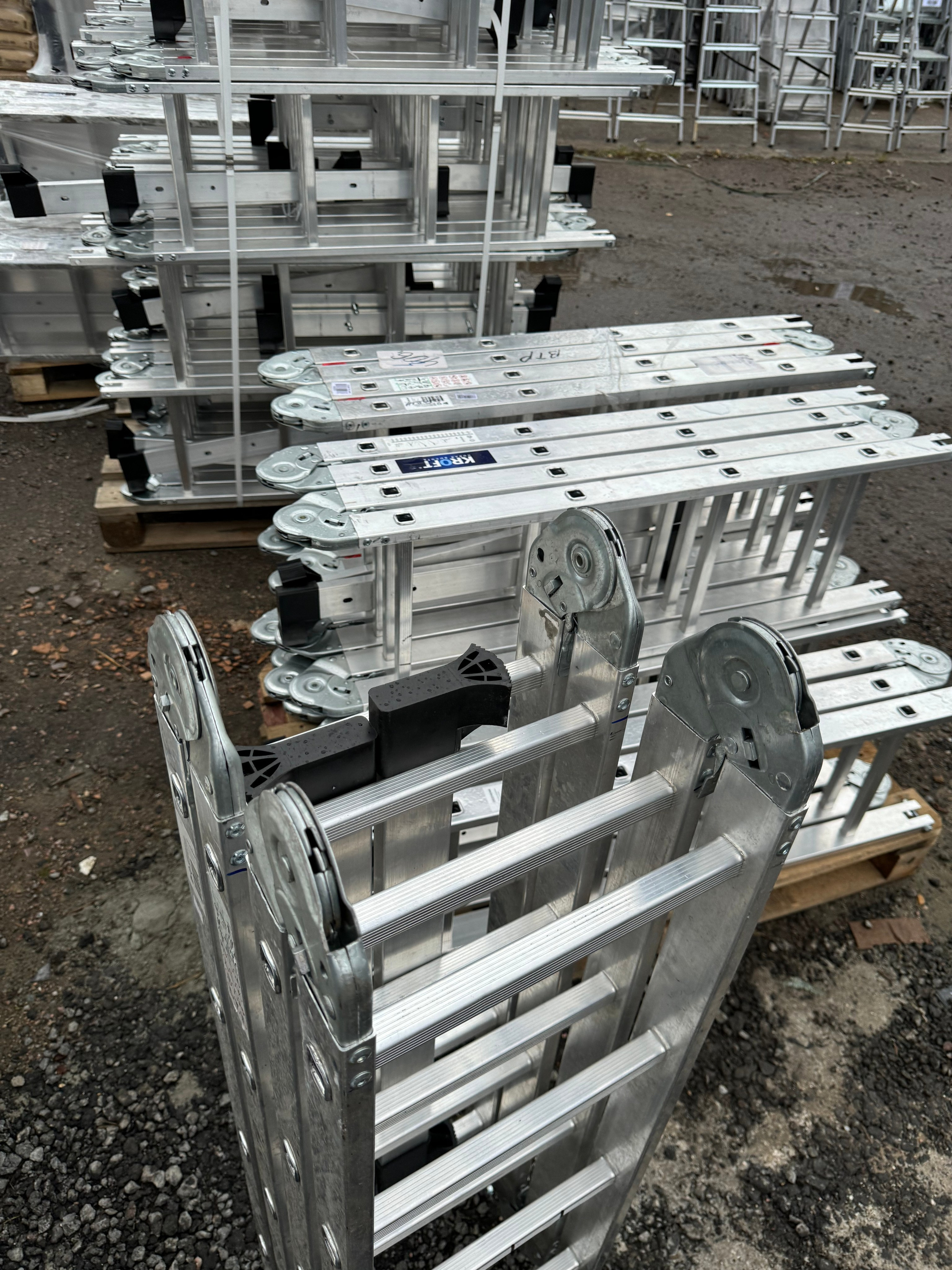 Лестницы и стремянки. Строительный магазин низких цен Экономкин