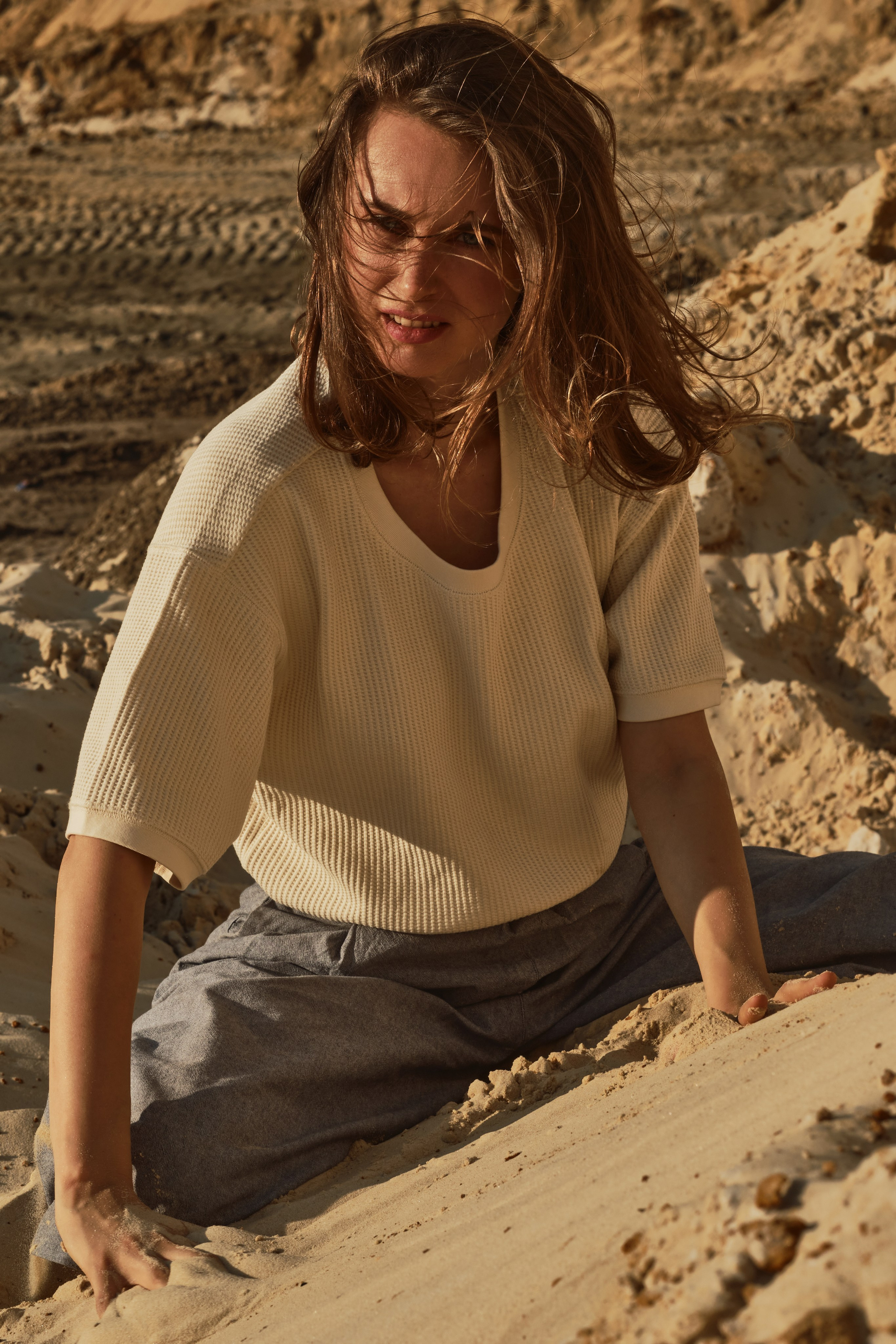 Светлана в пустыне (на пляже). Фотограф Максим Ерёмин