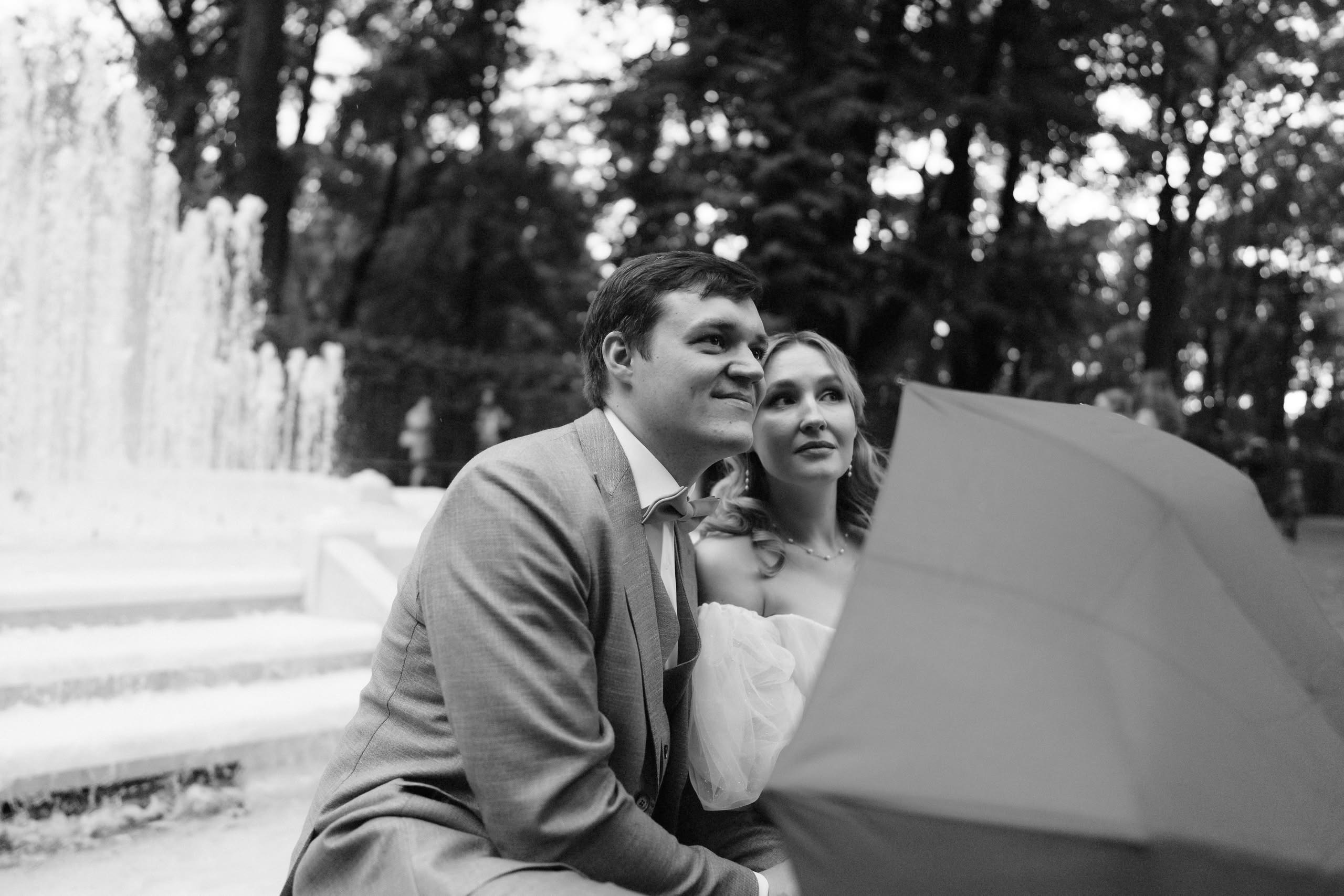 Мария и Алексей под зонтом у фонтана в Летнем саду — чёрно-белая фотография